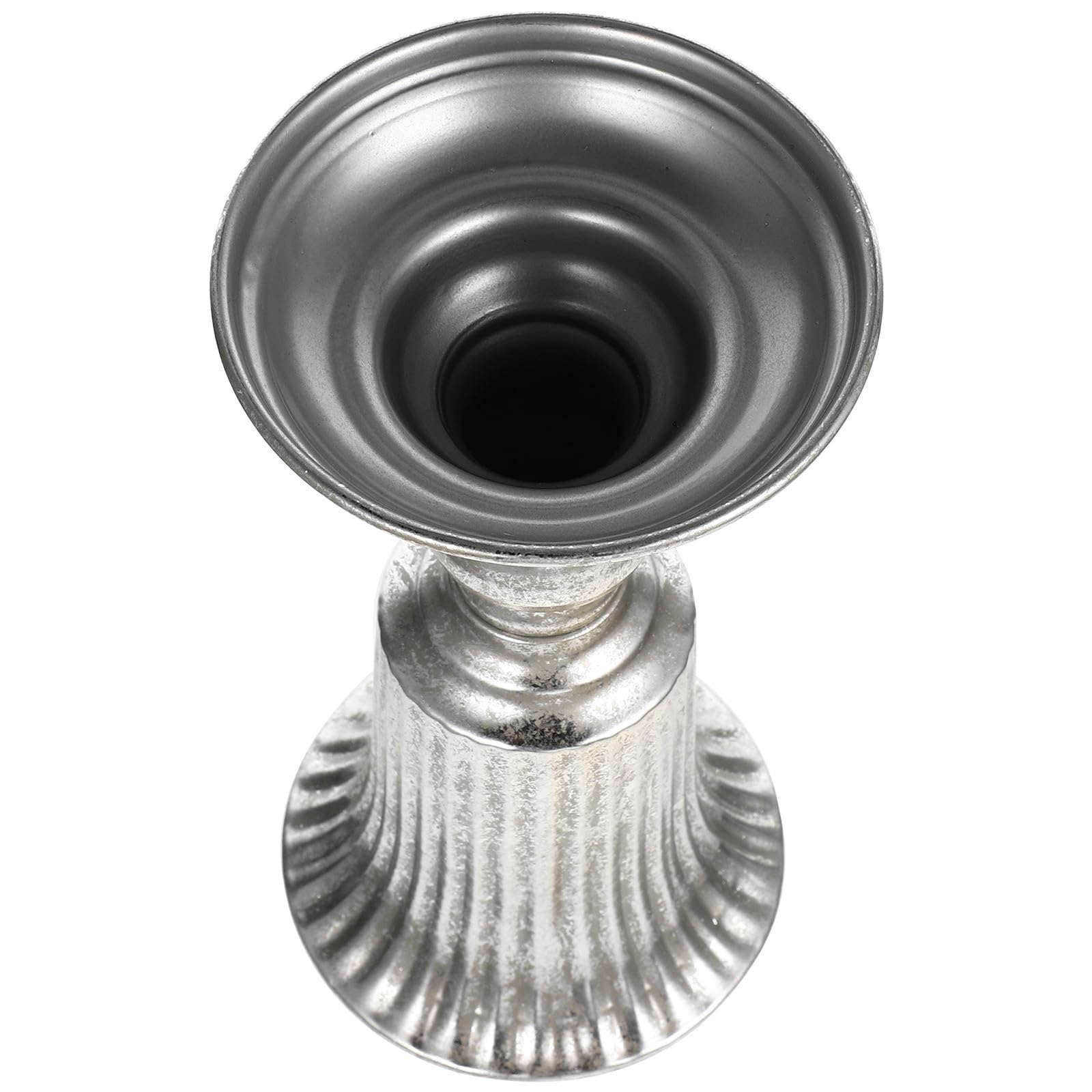 Jarrón de metal vintage para estantes decorativos con plantas secas en casa