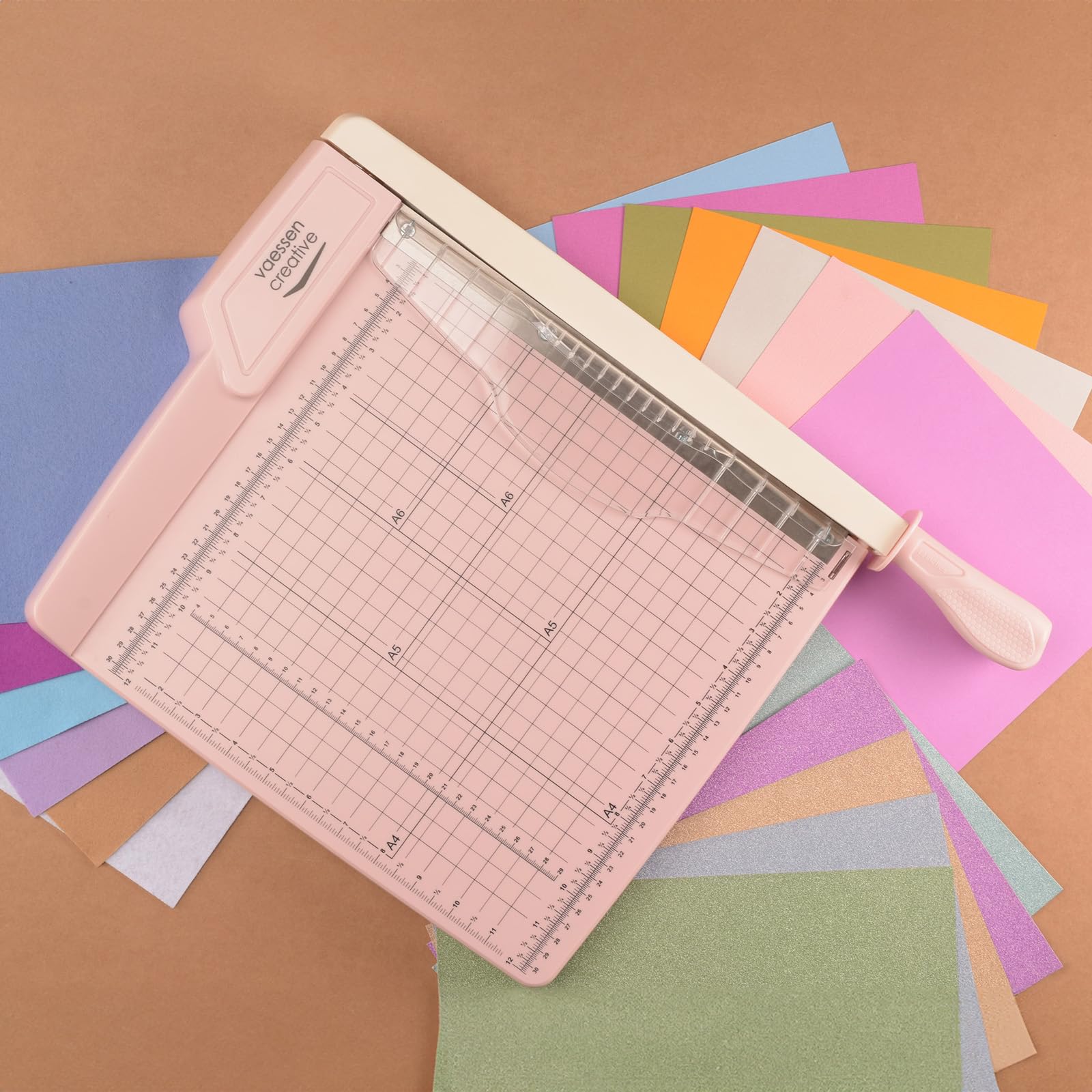 Vaessen Creative Massicot Guillotine 30 cm Rose - Coupe-Papier pour Scrapbooking Matériel, Papier Photo, Feuilles de Papier A4, A5 et A6, Création de Cartes et autres Loisirs Créatifs