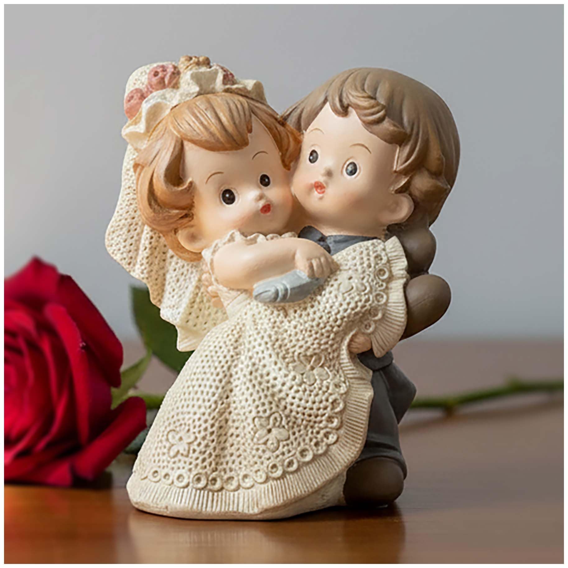 Bride and Groom Figurine, Romantic Wedding Couple Resin Ornament, Just Married Cake Topper for Wedding Cake, Small Table Decoration or Valentine’s Gift, 8 cm