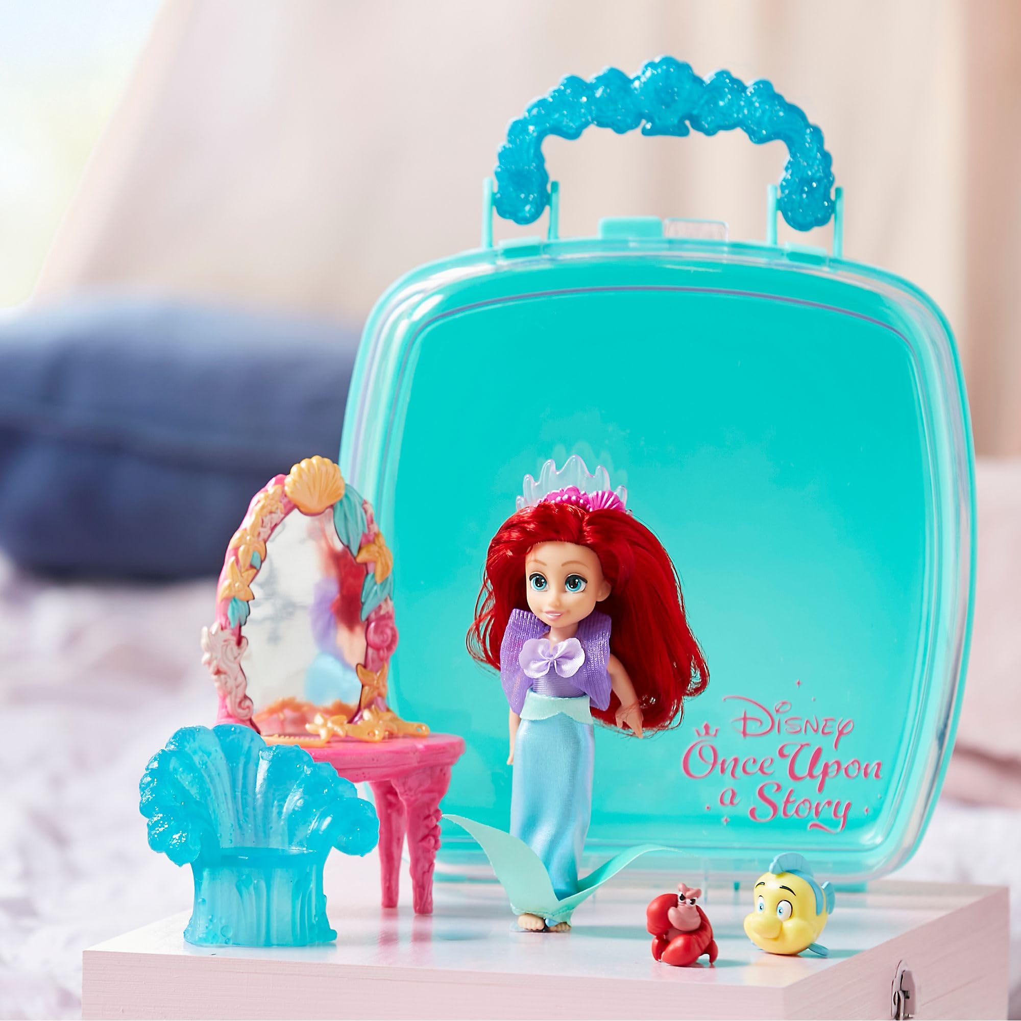 Disney Store Oficial Set de Juego con Minimuñeca de Ariel, La Sirenita, Disney's Once Upon a Story, 9 Piezas, Incluye Figuras de Sebastián y Flounder, para +3 años