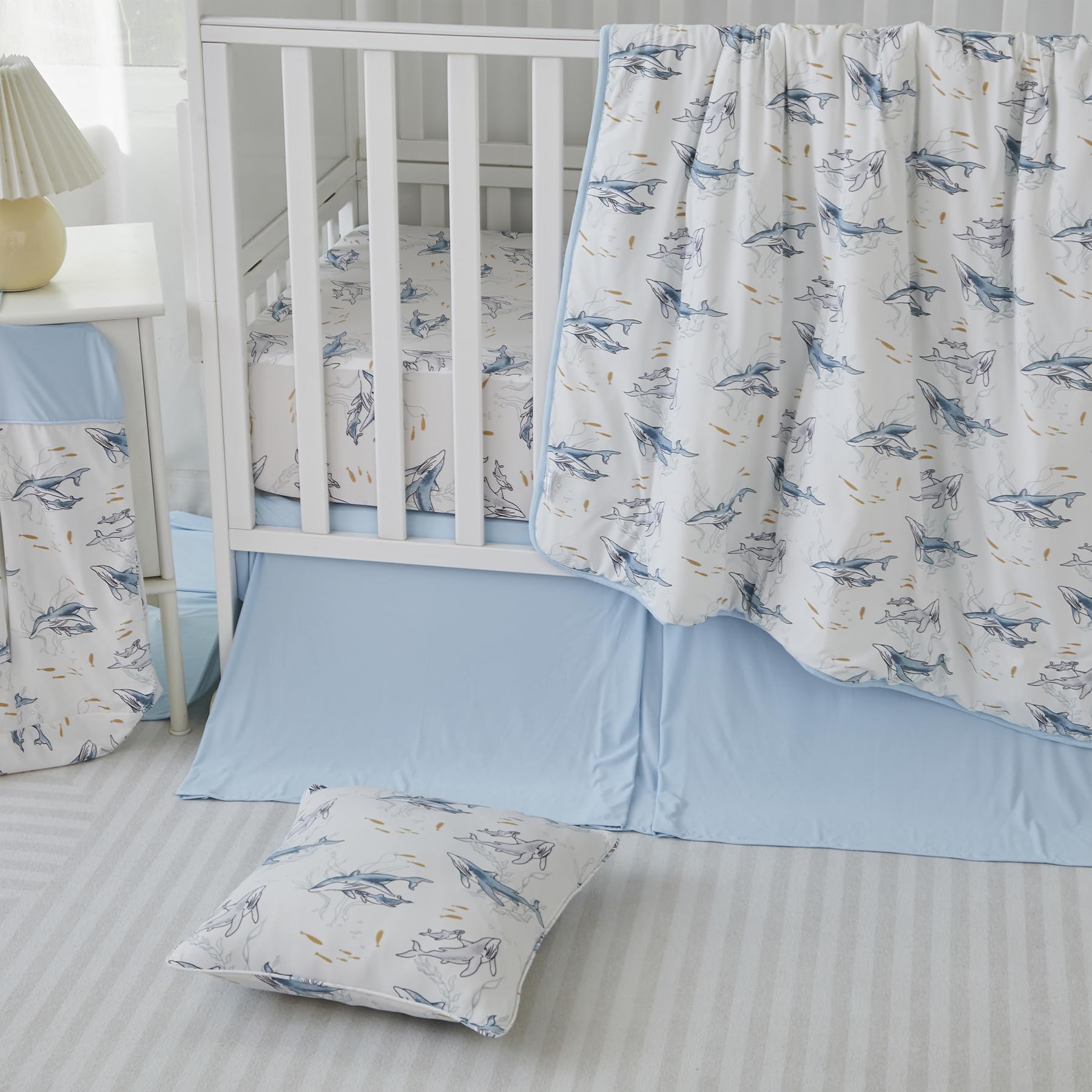 Brandream Juego de ropa de cama para cuna de bebé para niños y niñas, 3 piezas, incluye sábana elástica de punto ultra suave, edredón acolchado, falda de cama para cuna, familia de ballenas con