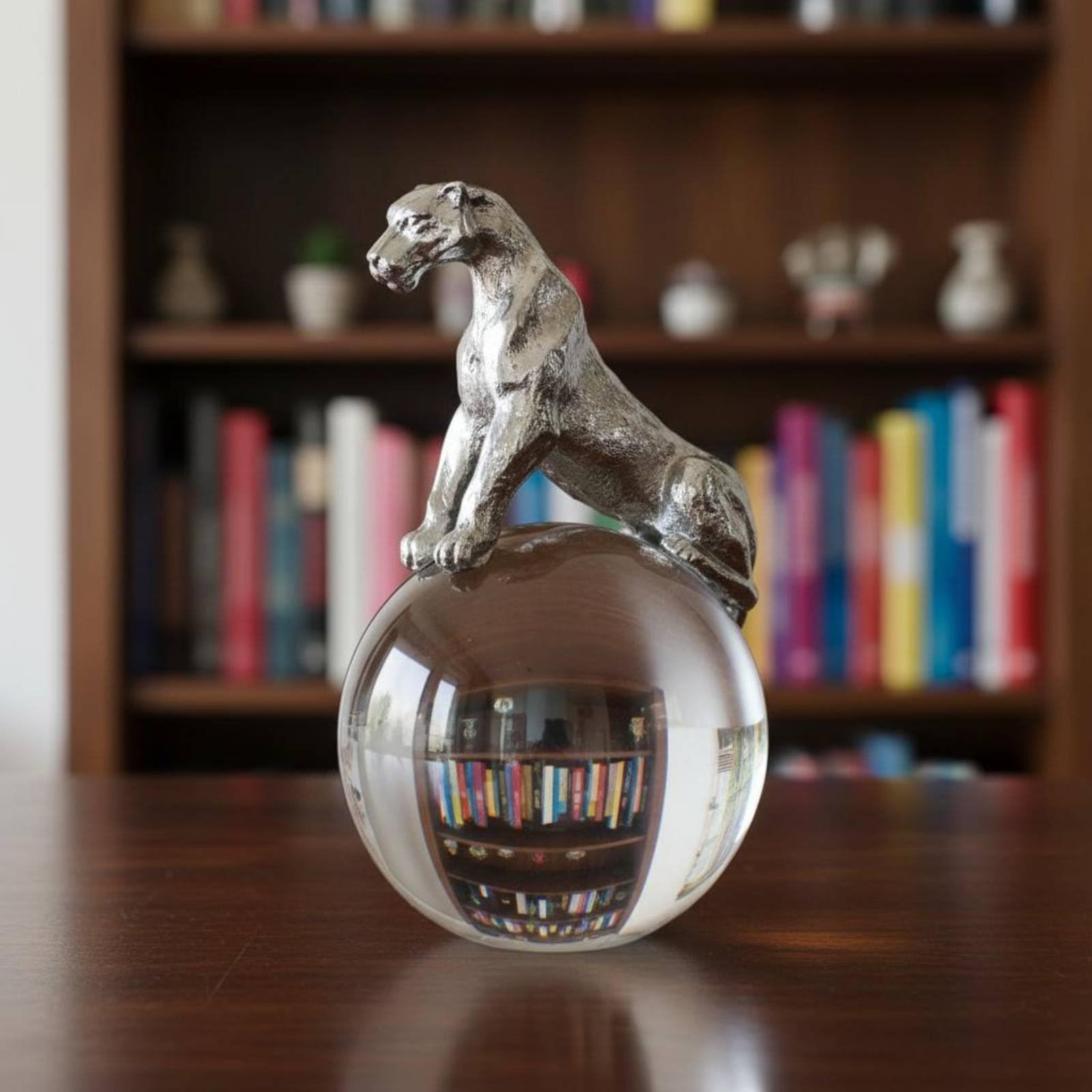 Escultura Decorativa Gato Estatua Figura Adorno en Esfera de Base de Cristal Acabado Pulido y Tallado Adecuada para Sala de Estar Entrada Estanterías Escritorio, Plateado
