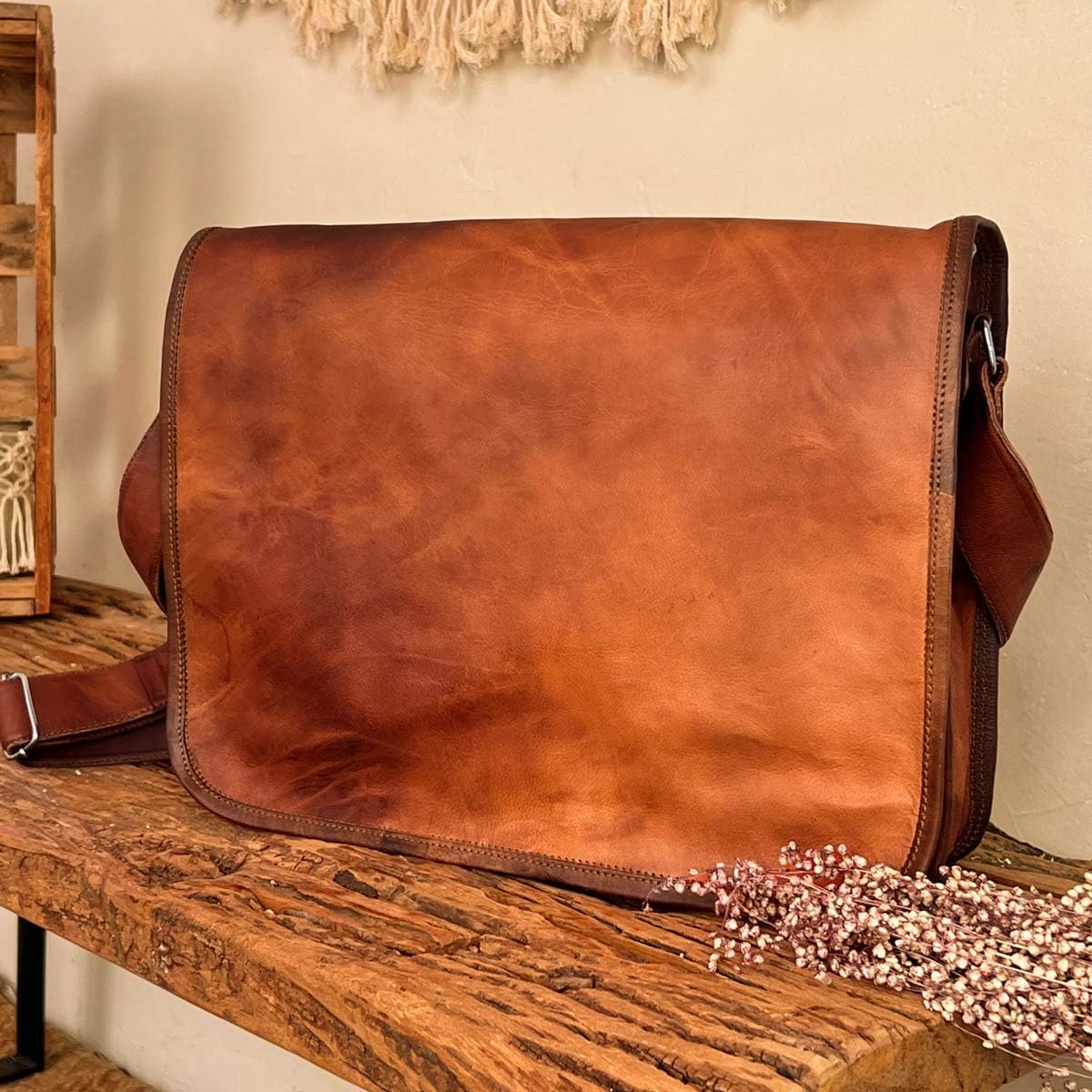 Gusti Umhängetasche Leder - Taylor 15'' Damen und Herren Umhängetasche Collegetasche Businesstasche Messengerbag Vintage Braun Leder
