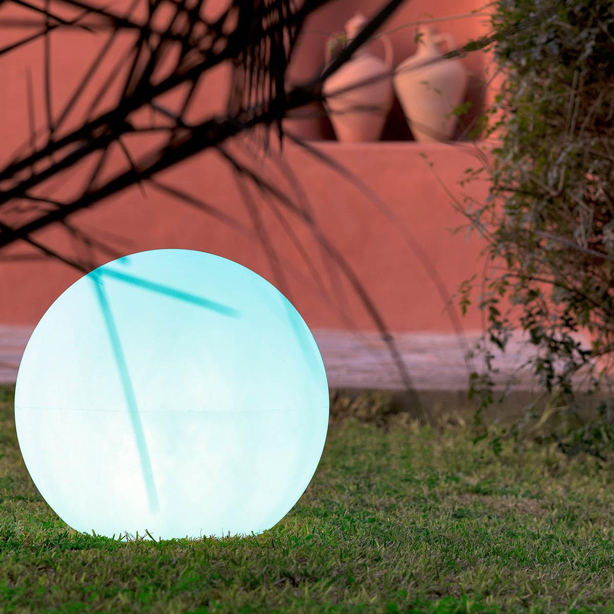 newgarden BULY Kugelleuchte, für den Innen- und Außenbereich, wetterfest, Dämmerungssensor, Farbwechsel, 40 cm Durchmesser, spanisches Design mit Haltekopf