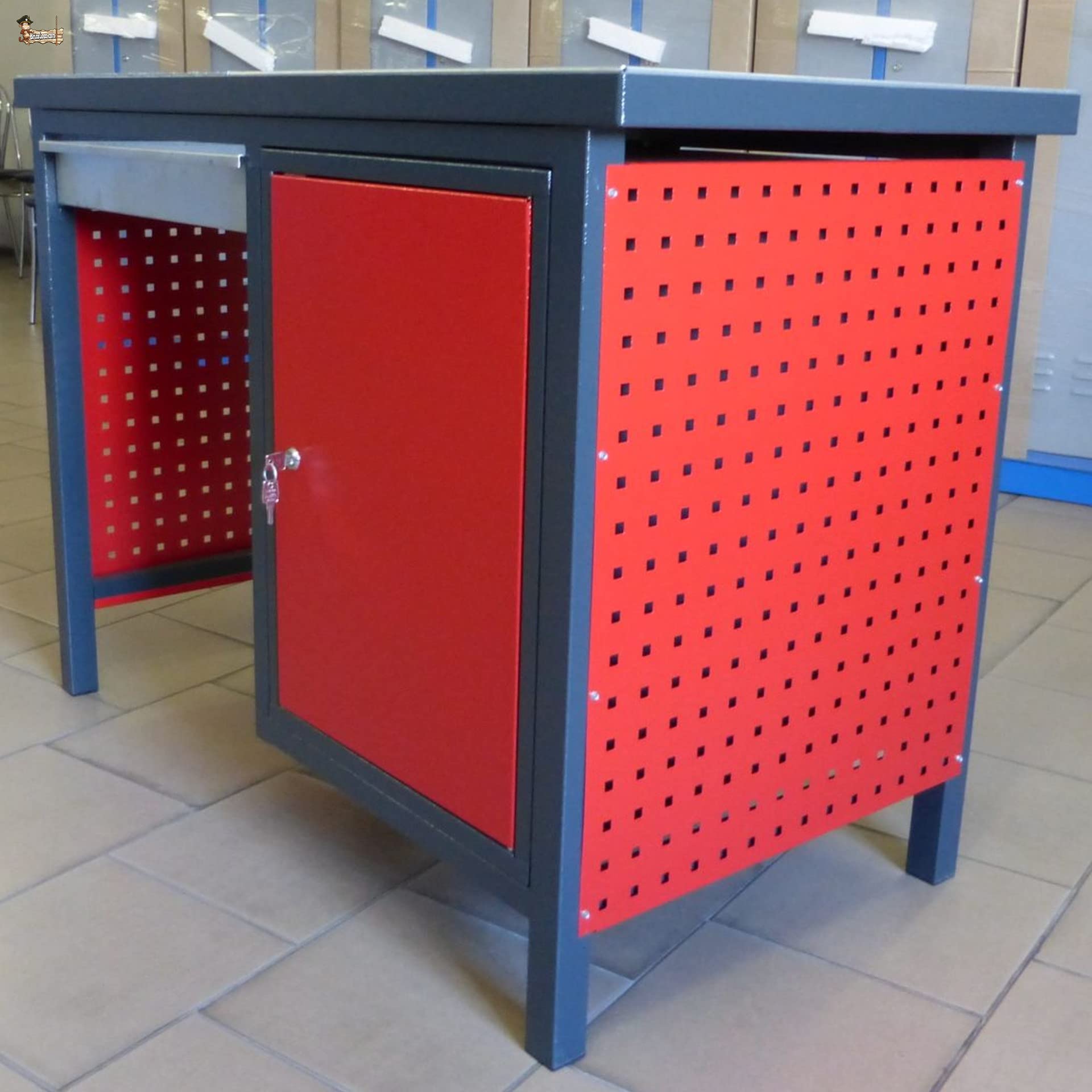 BricoLoco Mesa soldadura metálica perforada de taller. Banco trabajo soldar electrodo, MIG, TIG. Panel portaherramientas y ganchos. Cajón extraíble. Armario almacenamiento con llave.