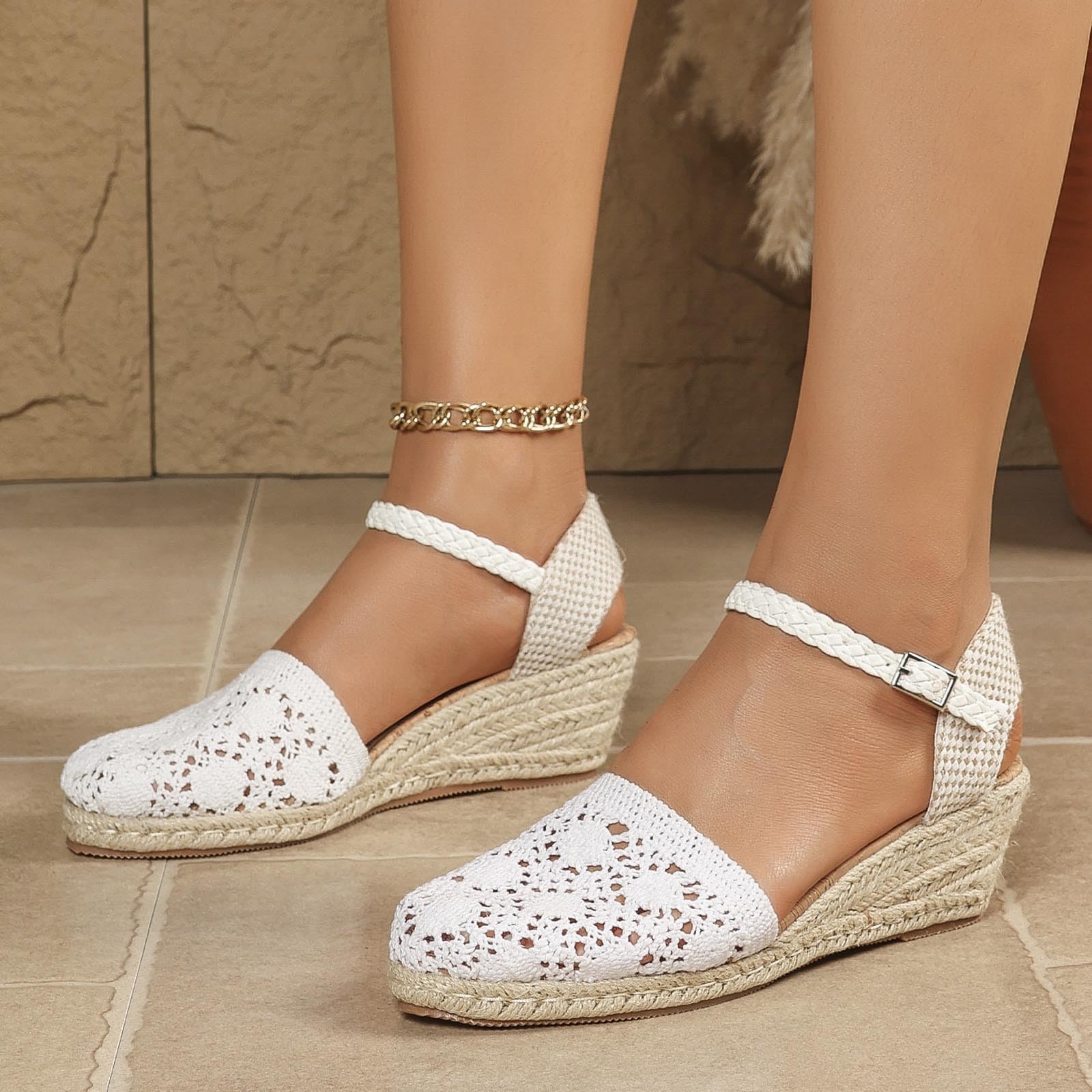 Sandalias de playa sostenibles tejidas con plataforma forrada de corcho y diseño de punta abierta. Calzado de tacón estilo alpargata a la moda.