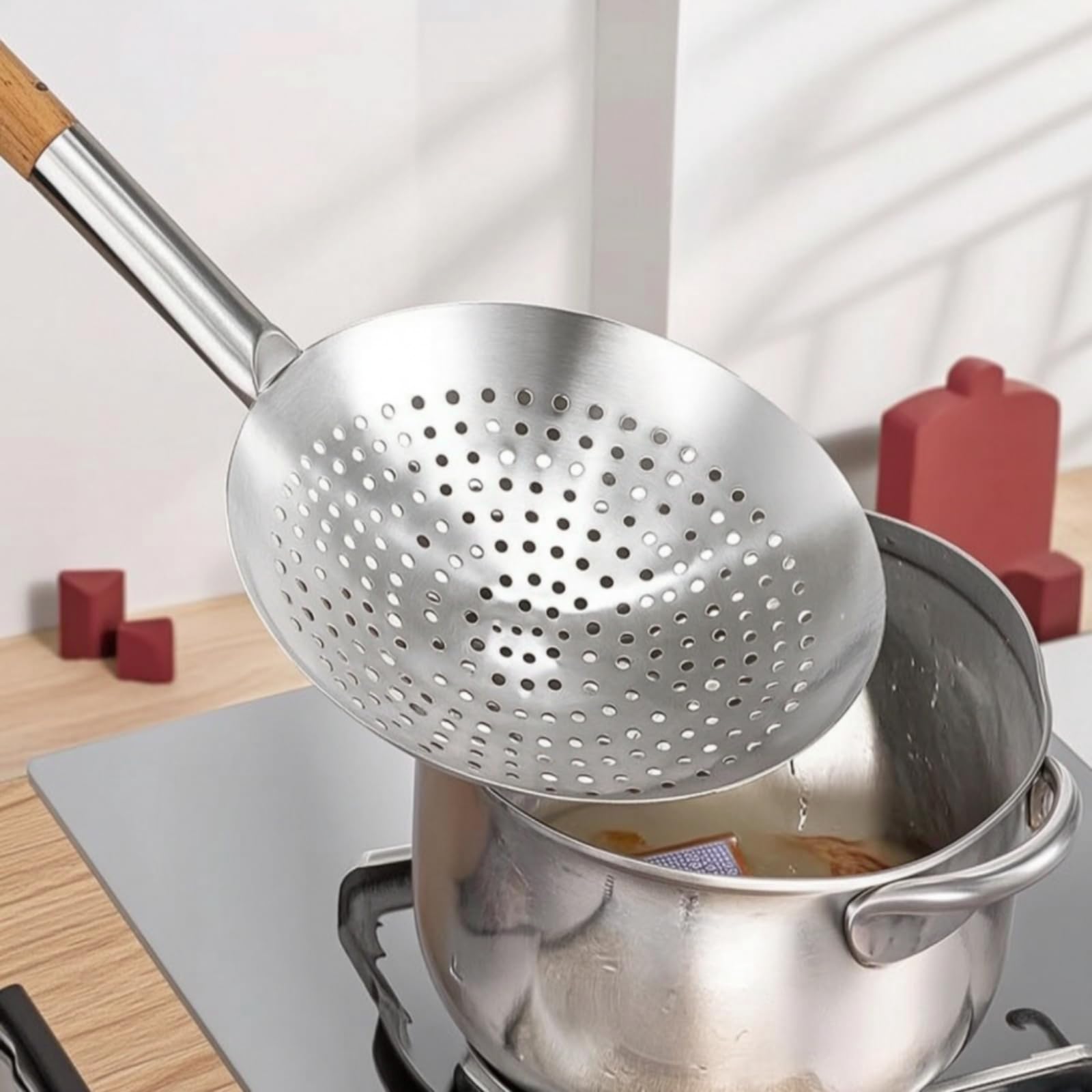 Colador de Acero Inoxidable con Diseño Seguro y Mango en Madera Utilidad Eficiente para Alimentos y Líquidos Calientes Cabeza Resistente Apto para Frituras Comidas Uso Casero, 32 Cm
