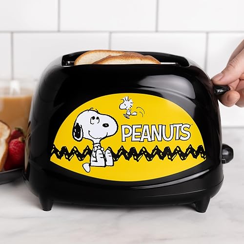 Miniatura 3 de Uncanny Brands Tostadora de dos rebanadas Snoopy de cacahuetes - Tosta tu Beagle favorito en tu tostada