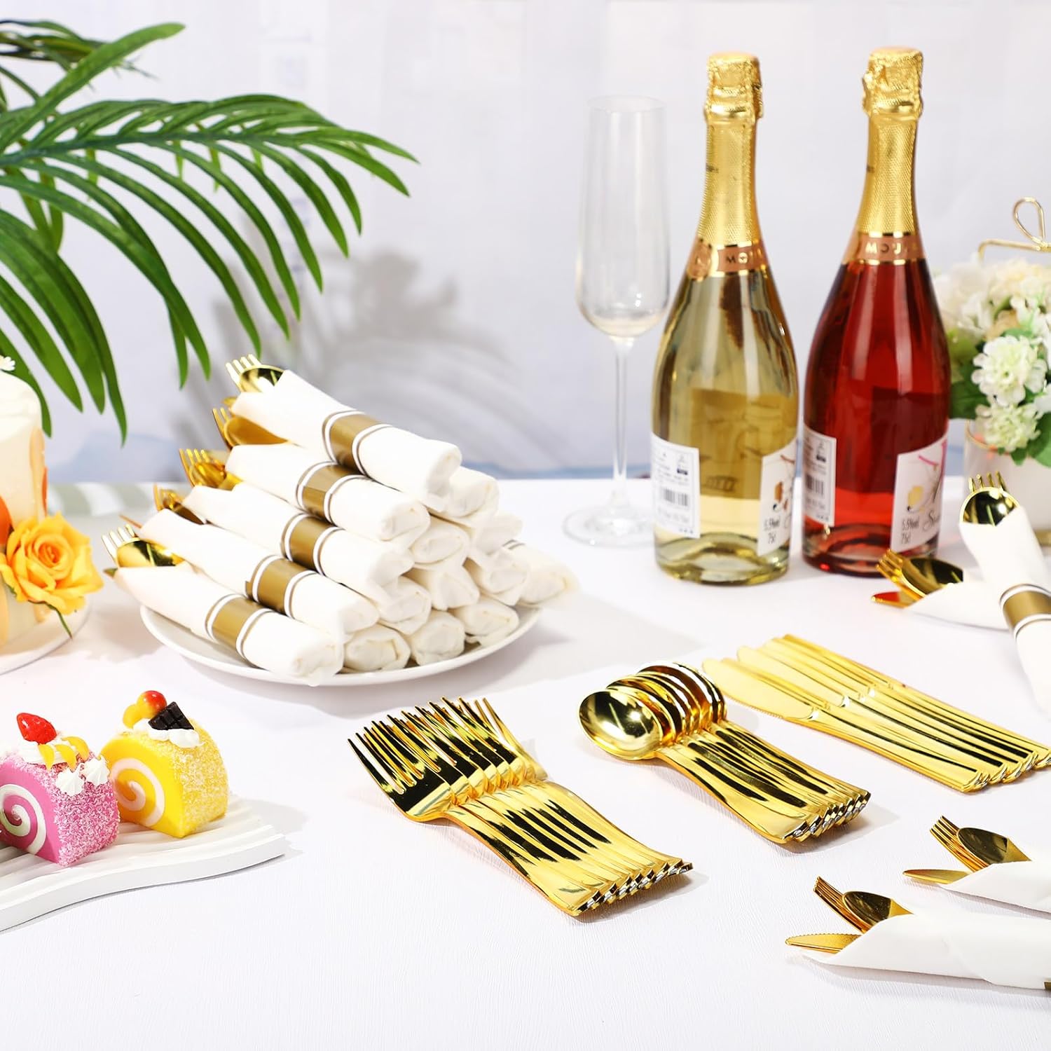 Zubebe 800 Pcs Pre Wrapped Silverware Set Prerolled Napkin Cutlery Set Disposable Plastic Silverware, Including 200 Forks, 200 Knives, 200 Spoons, 200 Napkins for Wedding Parties Holiday(Gold)