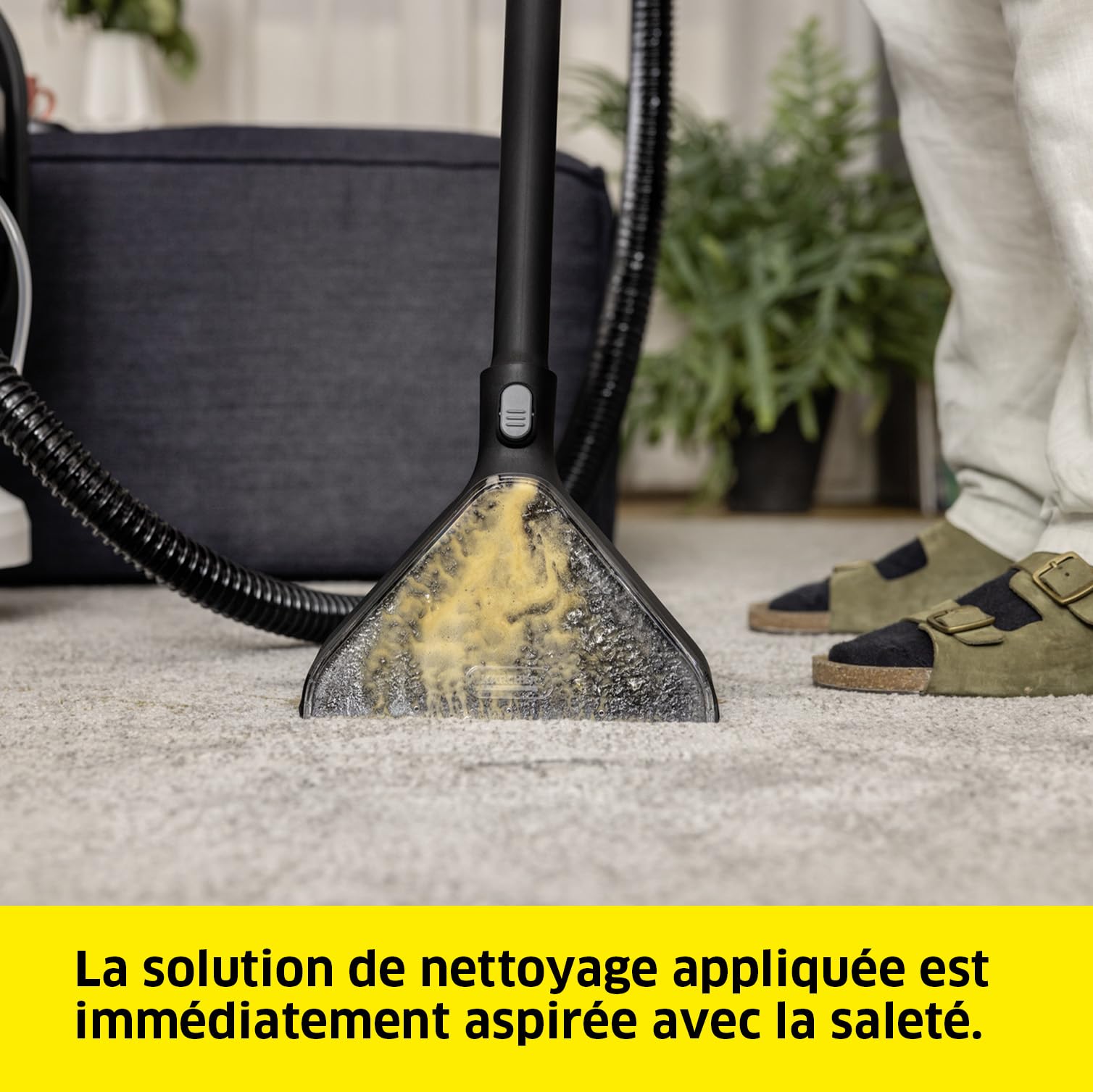 Kärcher Injecteur/Extracteur SE 4, Tuyau 2 en 1 Flexible, Réservoir Eau Fraîche et Sale : 4 l, Suceurs Sol avec Embouts pour Sol Dur et pour Moquettes, Suceurs pour Fauteuils et pour Fentes