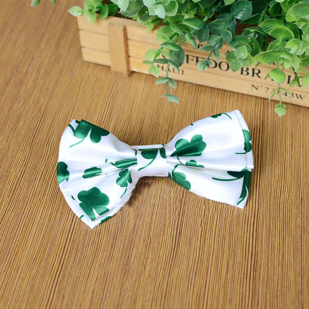 ZCYYYS Men's Pre-tied Bowtie Adjustable Bow Tie for Men Women St. Patrick's Day Green Clover Pattern Neck Tie Uniform Bowtie PSLJ03 (White)