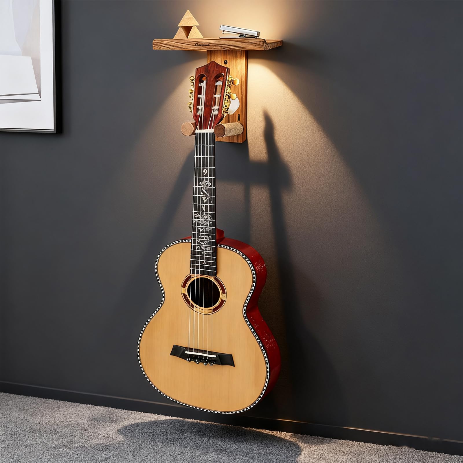 BestYiJo 2 soportes de pared para guitarras de madera, con estante y soporte para púas - Ajustable para acústica, guitarra eléctrica, bajo y ukelele - Juego de soportes para guitarra de madera maciza