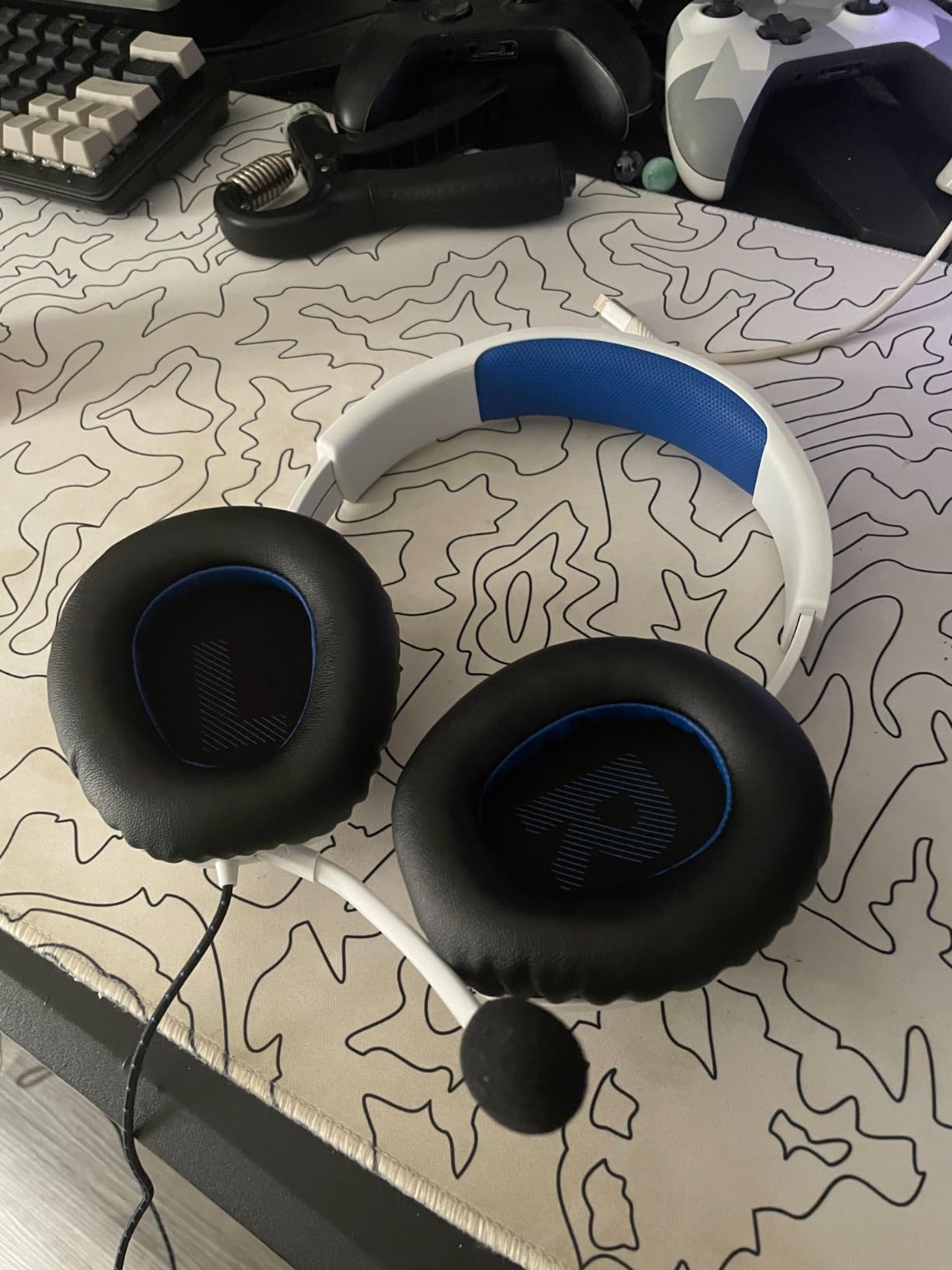 JBL Quantum 100P - Wired Over-Ear Gaming Headset with a Detachable mic, QuantumSOUND Signature, Memory Foam Comfort, Compatible with Windows Sonic Surround Sound (White)