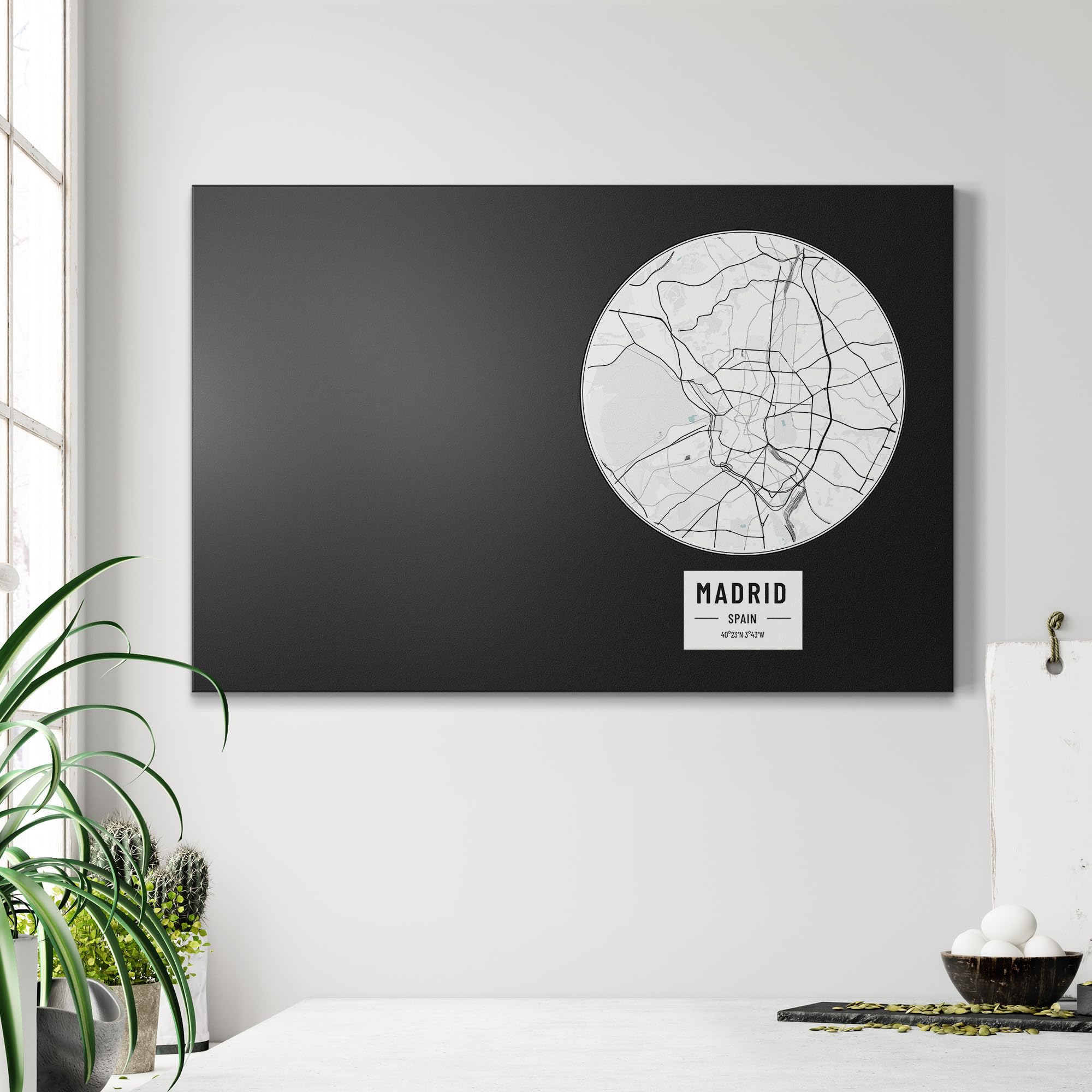 DEQORI Magnetyczna tablica do pisania kredą z nadrukiem UV | motyw "mapa miasta Madrytu" | prostokątna 90 x 60 cm | metalowa tablica kredowa do pisania – dekoracja ścienna do kuchni, korytarza, pokoju