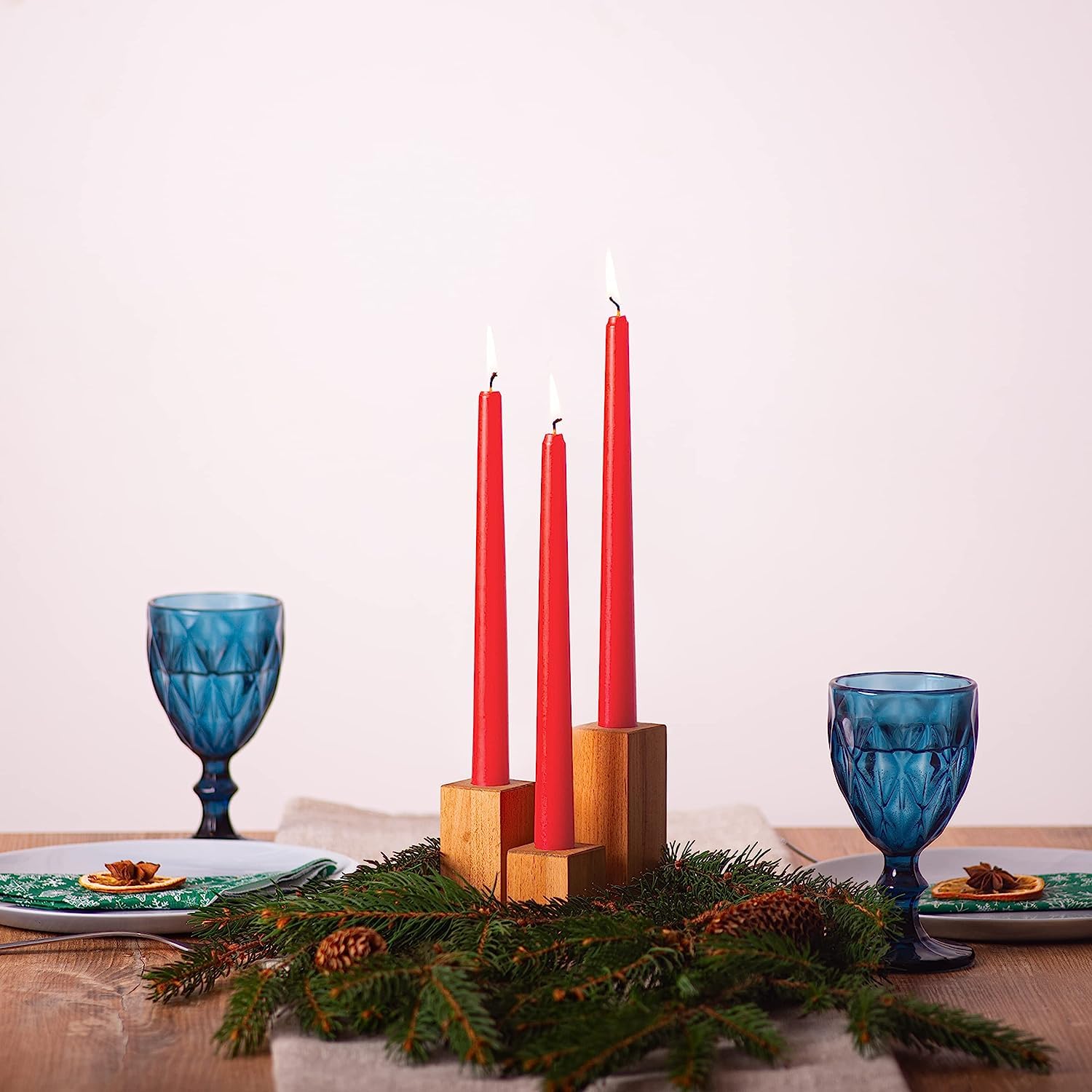 AuraDecor Spitzkerzen-Set || Tafelkerzen || Feierkerzen || 25,4 cm Kerzen || Tropffrei || Rauchlose Kerze || Brenndauer 8 Stunden (12 Stück, Rot)