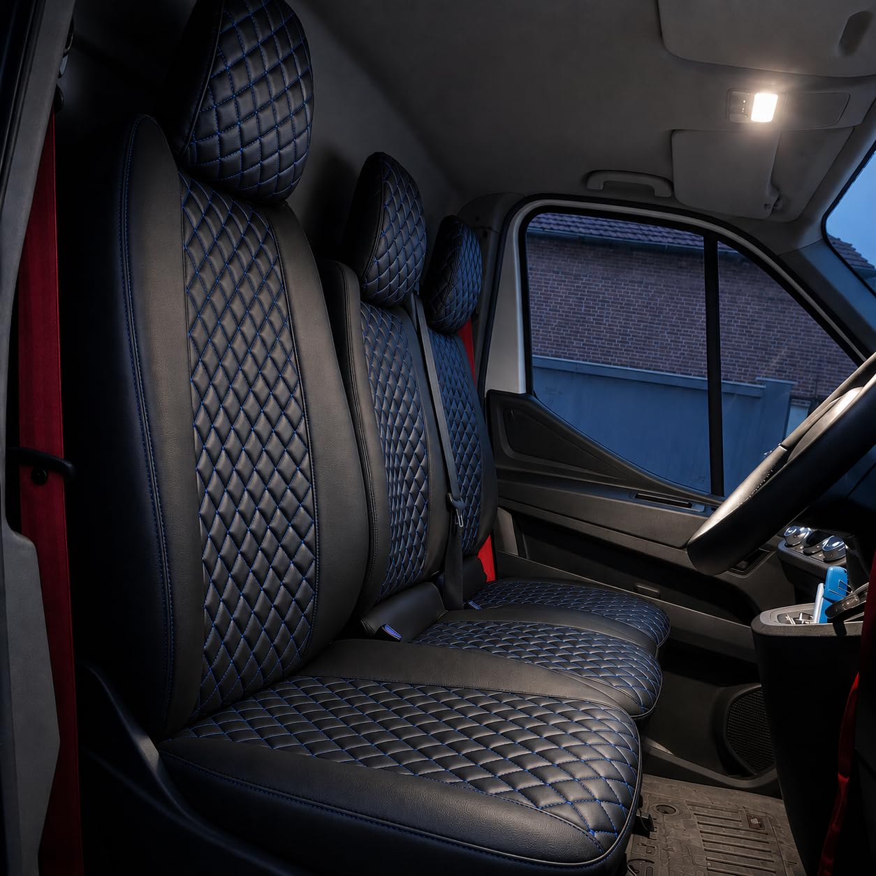 Coprisedili anteriori 2+1 progettati per adattarsi a Renault Master dopo il 2025 in ecopelle nera con fili blu con guida a destra