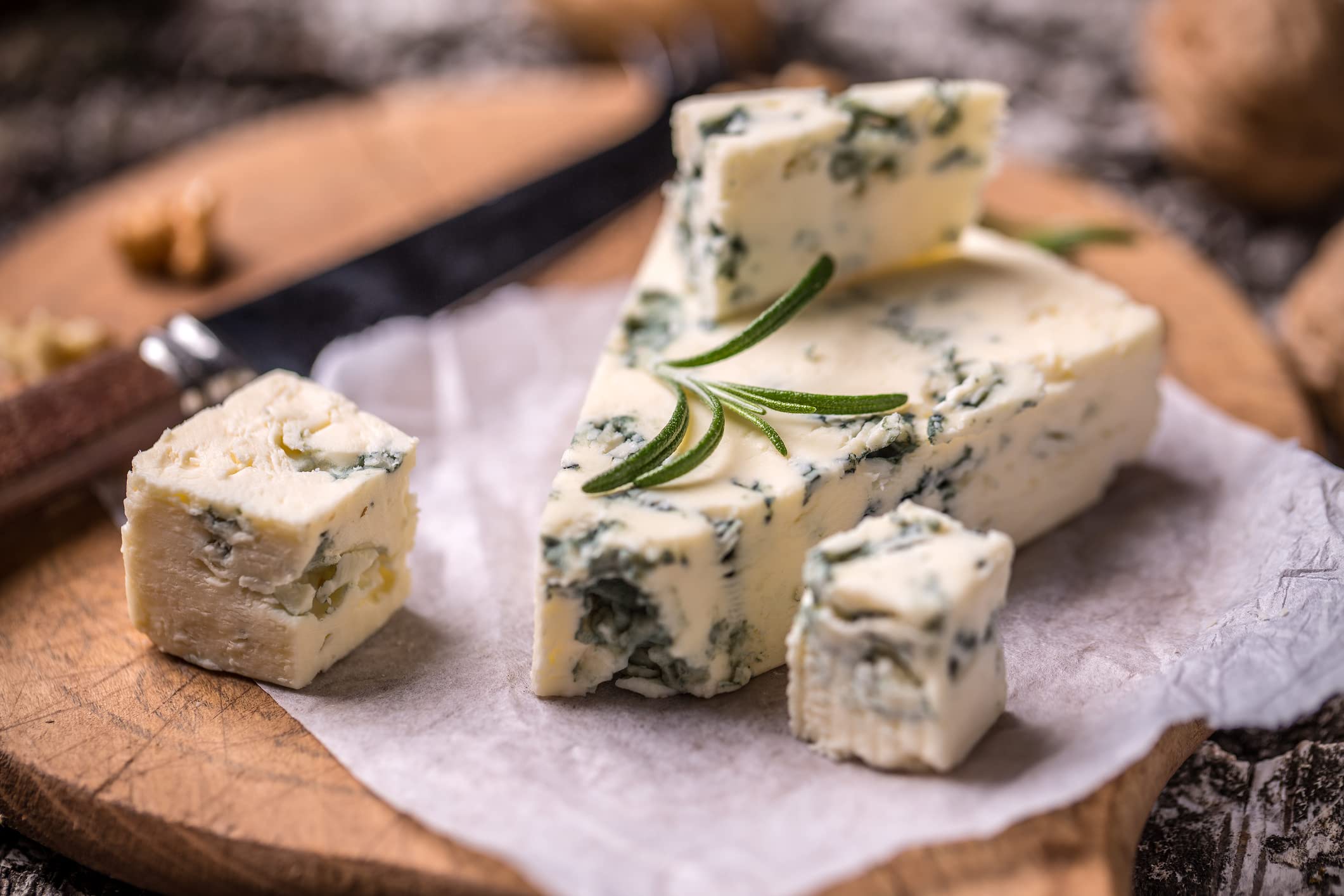 Roquefort-Käse L'Arbas AOP - 1x ca. 1,4KG - französischer Schafs-Käse, 3 Monate gereift, Edelpilzkäse, ideal als Pizzabelag, zu Wein oder in Soßen