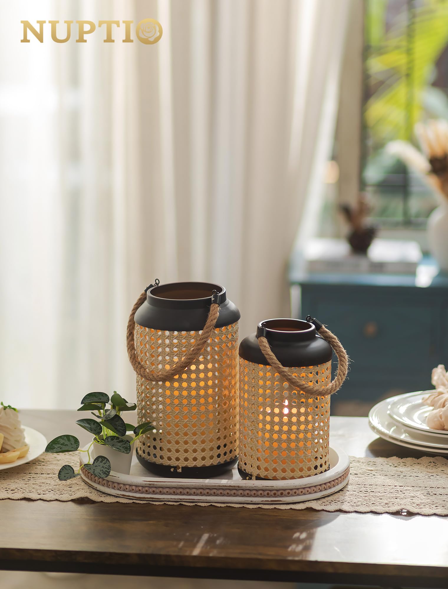 NUPTIO Latarnia z metalowym rattanem w stylu wiejskim: zestaw 2 nowoczesnych świeczników filarowych boho – wiszący rustykalny wystrój domu na zewnątrz, werandę, patio, stół centralny
