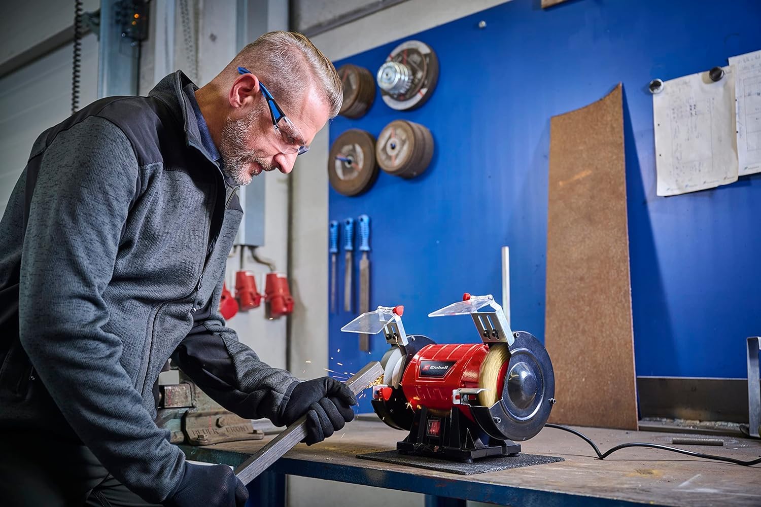 Einhell Doppelschleifer TC-BG 150 B (max. 350 W, Ø 150 mm Schleifscheibe, Funkenschutz, Formkorrekturen und Anschliffe, inkl. Grobschleifscheibe K36, Bürstenscheibe)