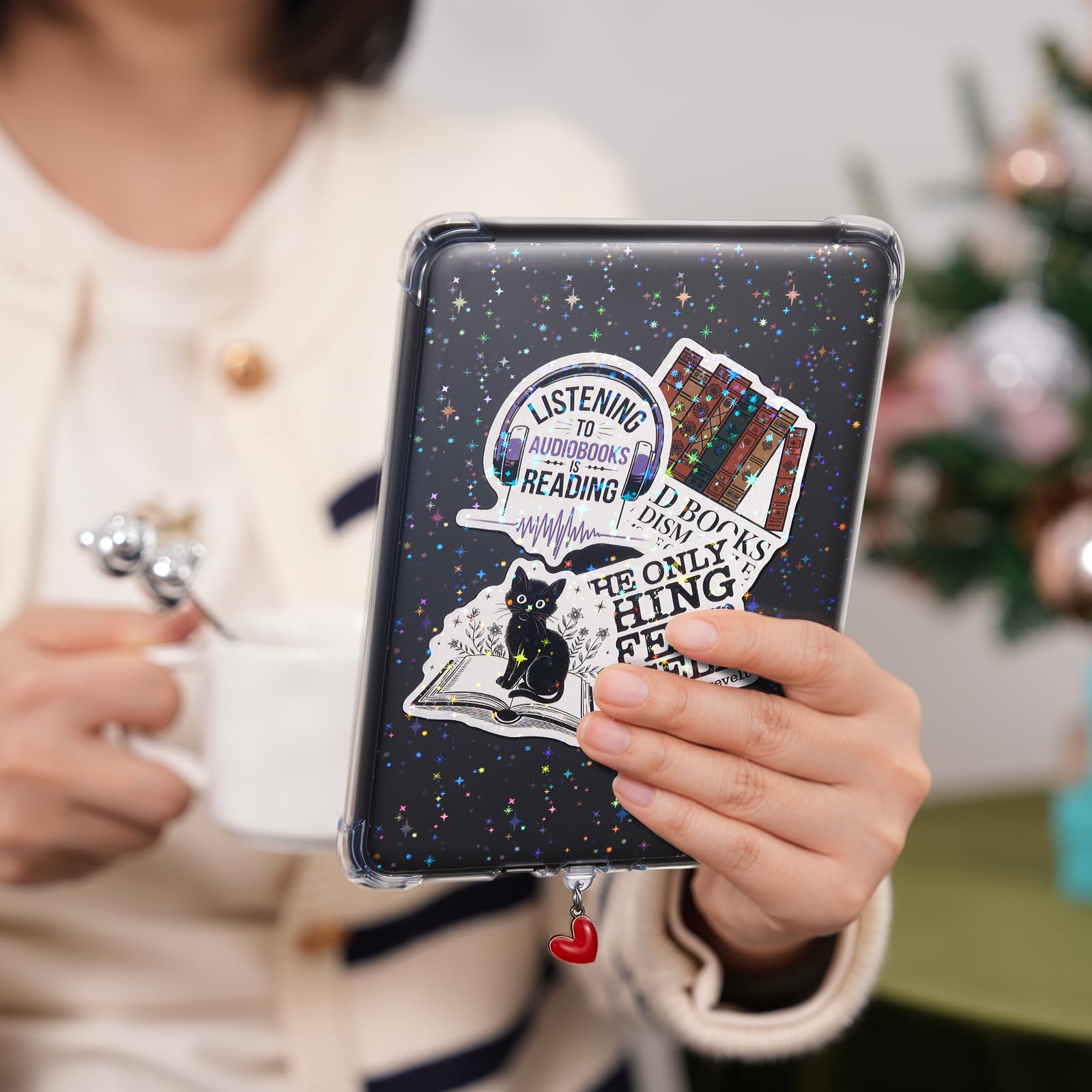 iDLEHANDS Transparente Schutzhülle für 17,8 cm E-Reader – mit 50 Stück Scrapbook-Aufklebern, 6 Einlagen aus Karton, 1 Charm, nicht kompatibel mit Kobo Clara