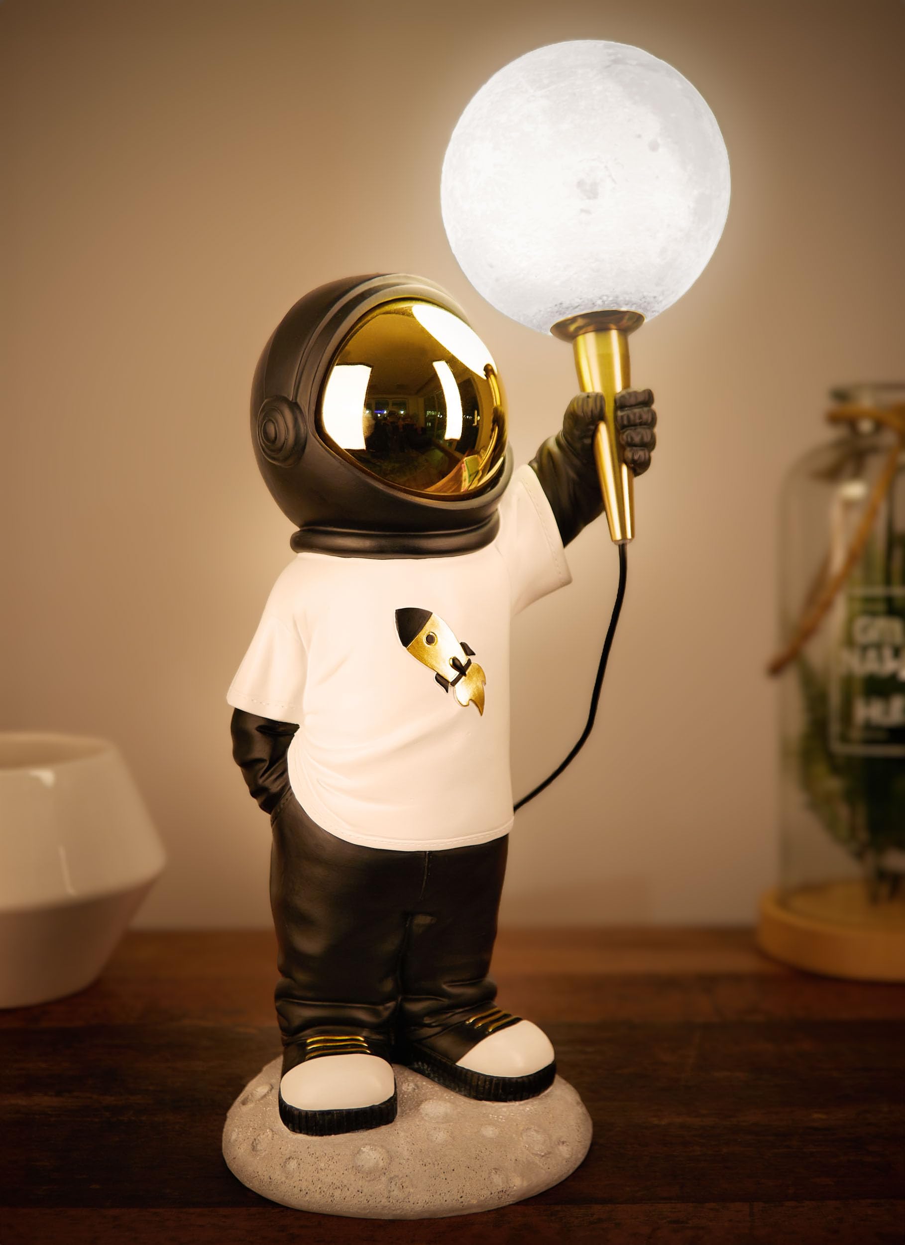 Brubaker Lampada da Tavolo Astronauta - Lampada da Comodino Spaziale da 46 cm con Spina USB-C - Statua Decorativa Dipinta a Mano con Lampada Lunare - Oro, Bianco e Nero