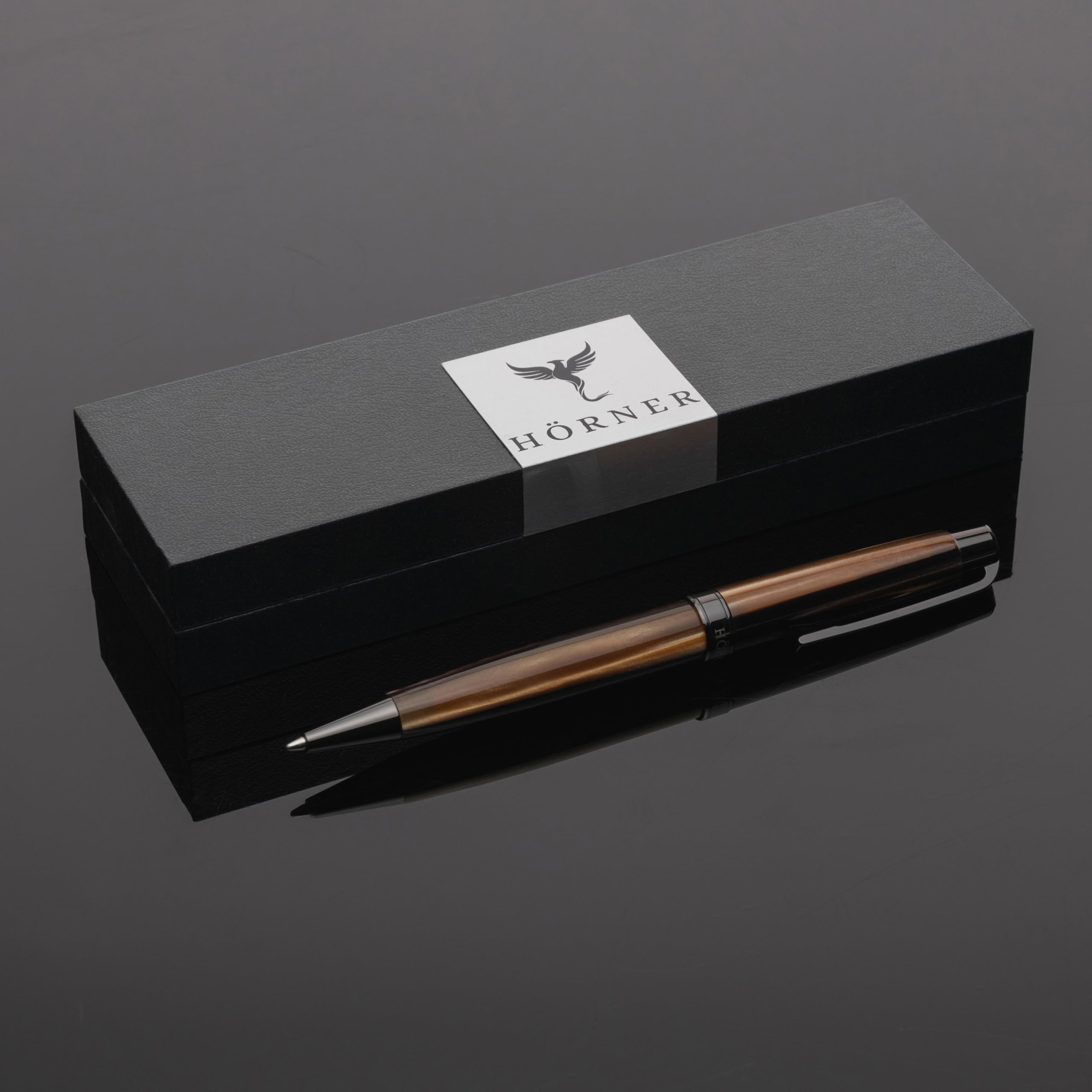 Hörner Memoria Kugelschreiber – schwarz-braune Oberfläche mit Metallakzenten, präzise Drehmechanik, blaue Schreibfarbe, Geschenkbox