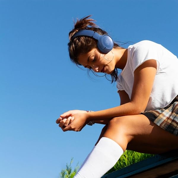 Close-up of the JBL Tune 520BT's blue on-ear cup and headband structure.