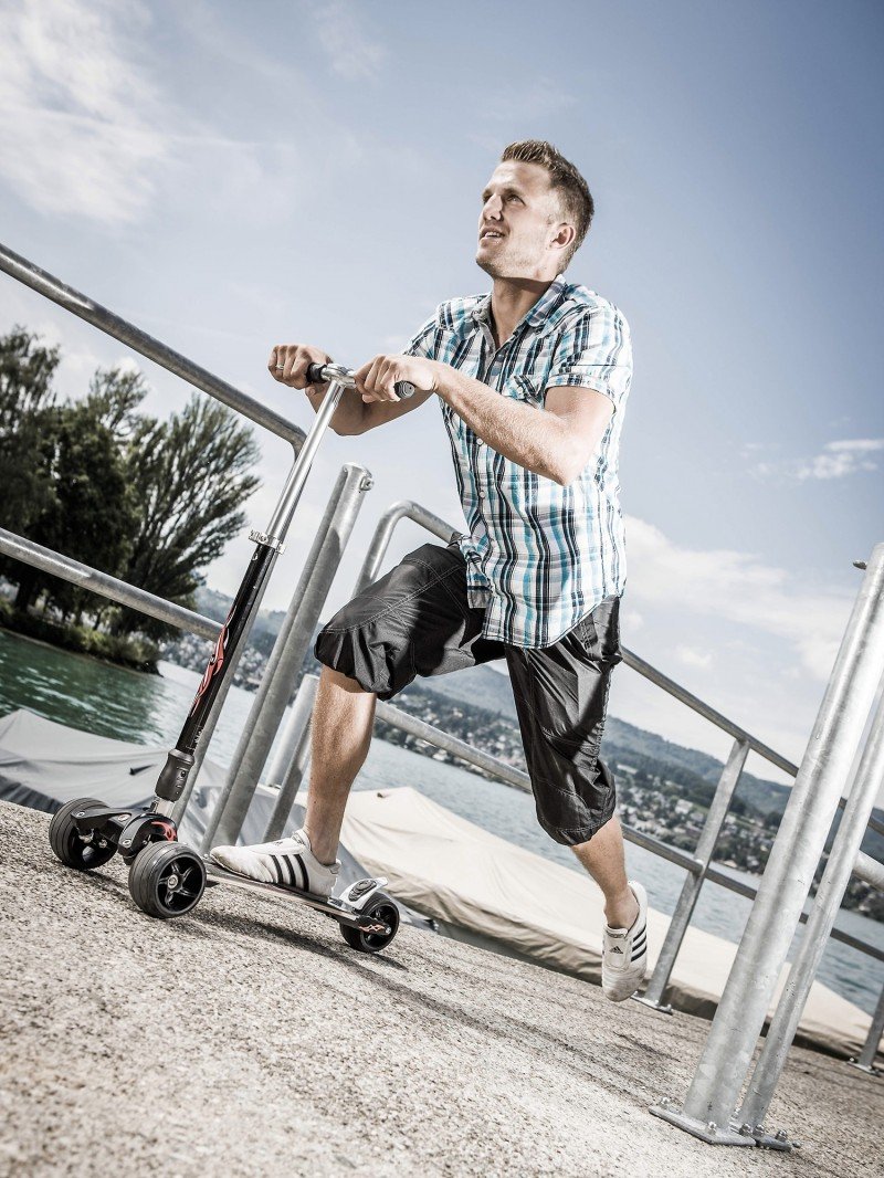Micro Kickboard Monster Vulkangrau Tretroller 3-Wheel