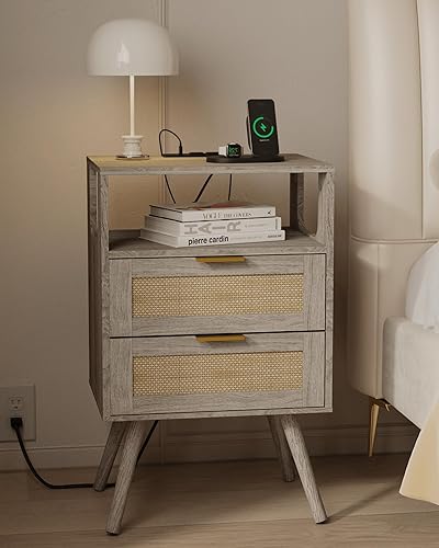 Mesita de noche de ratán con estación de carga, mesita de noche de granja con 2 cajones de almacenamiento y estante de madera abierta, para