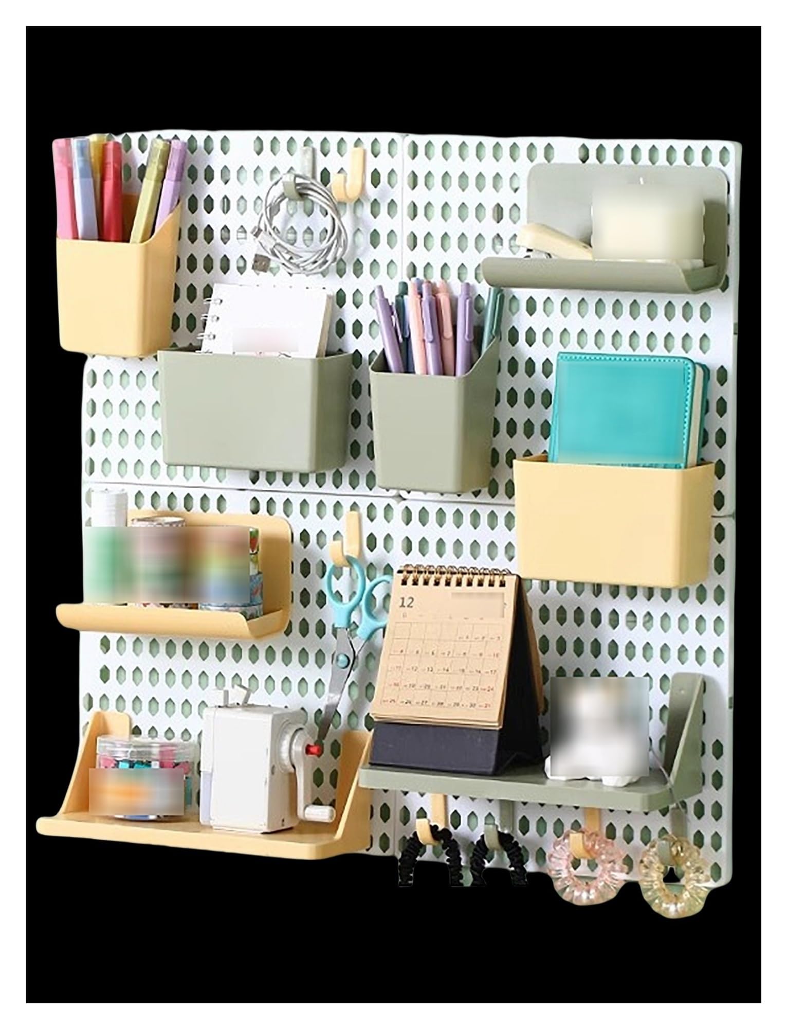 Regulowany organizer ścienny z tablicą Pegboard, oszczędność miejsca do małych pomieszczeń, akademików i biurek, zawiera haczyki, półki i akcesoria, kompaktowy, mleczny i żółty design
