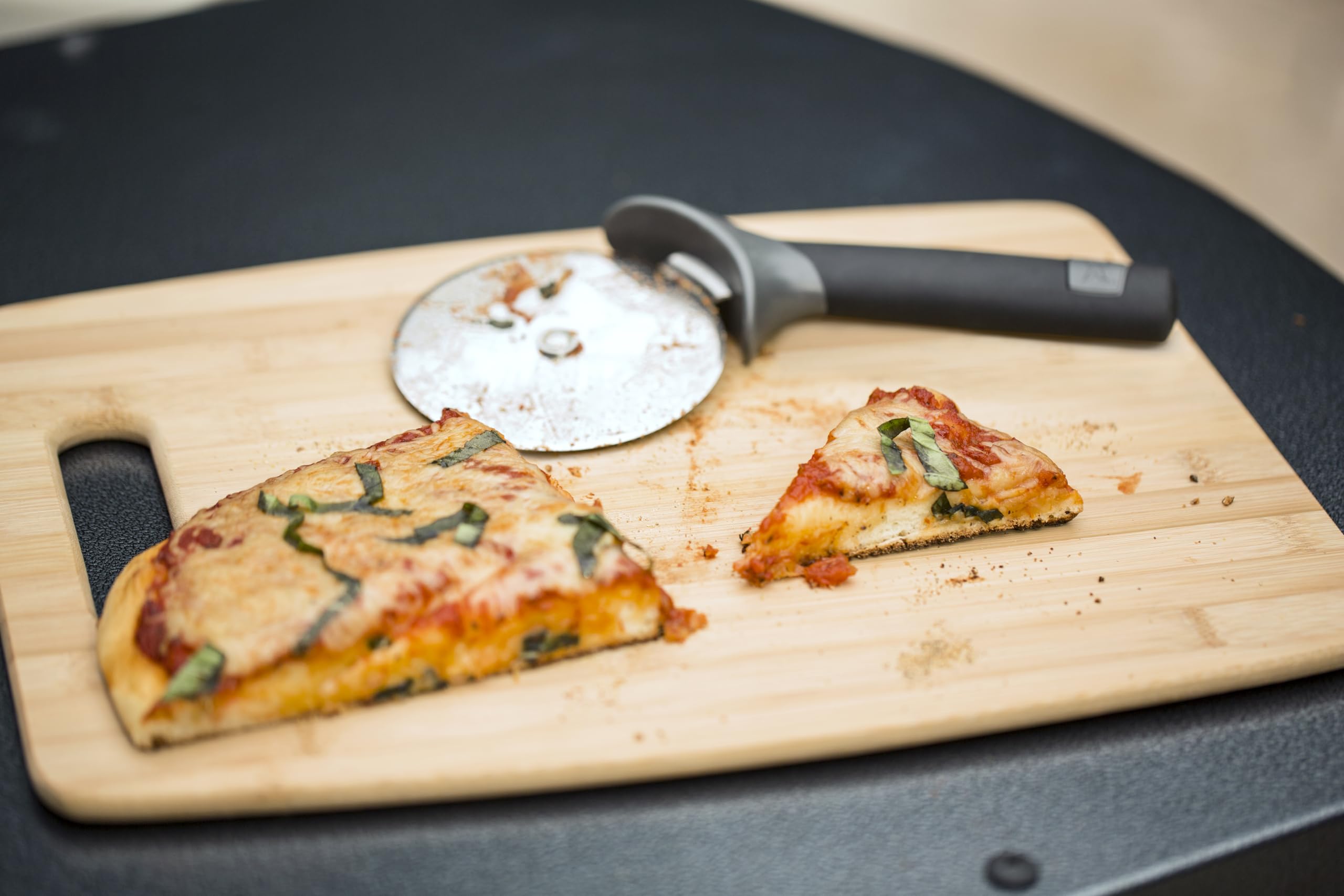 Weber Tagliapizza, con Lama Extra Grande per Basi di Pizza Spesse o Sottili, in Acciaio Inox, con Manico Ergonomico, Lavabile in Lavastoviglie - Nero/Argento (6690)