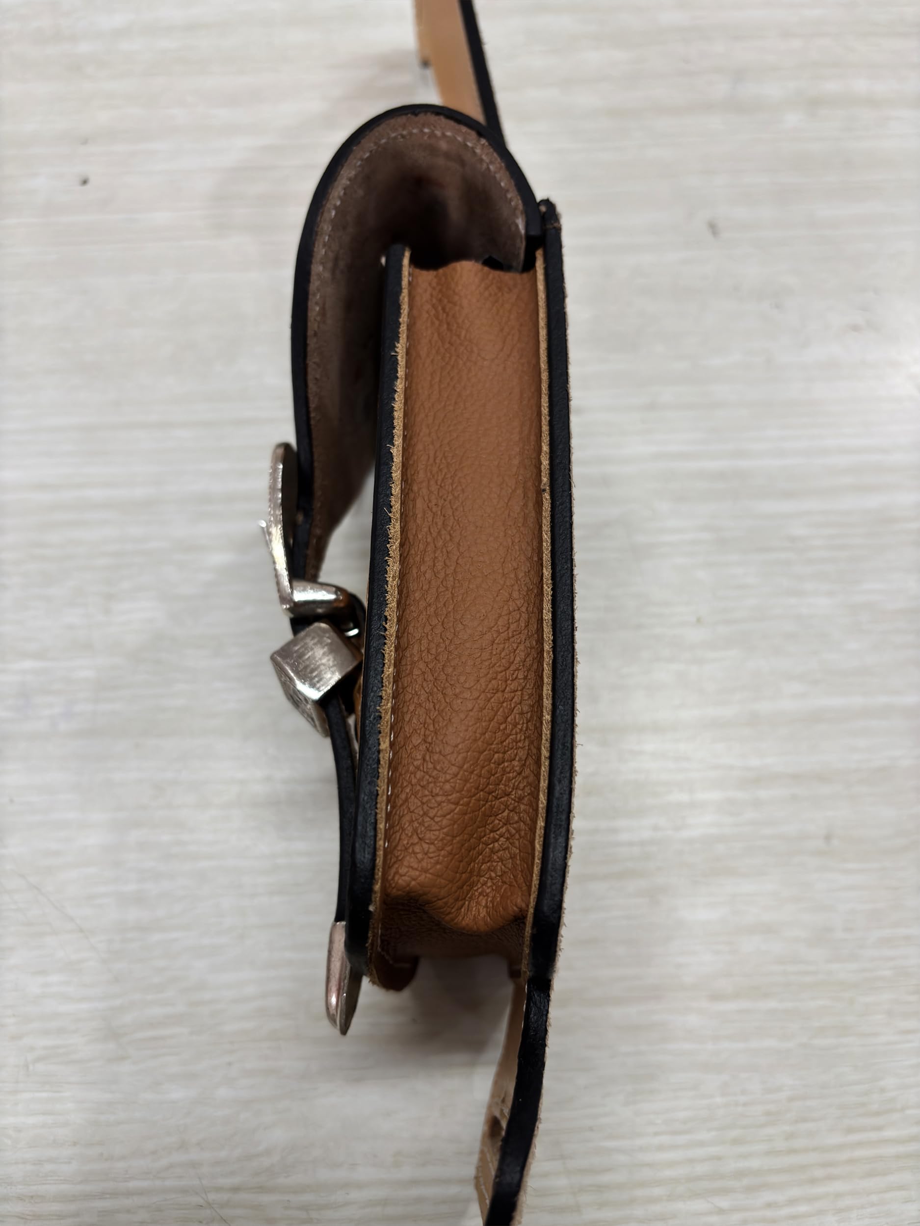 Ręcznie wykonane skórzane etui na telefon komórkowy Western Horse Saddle Rear Cinch – Zachodni pasek i pokrowiec na telefon z siodłem, regulowane zapięcie na klamrę 016