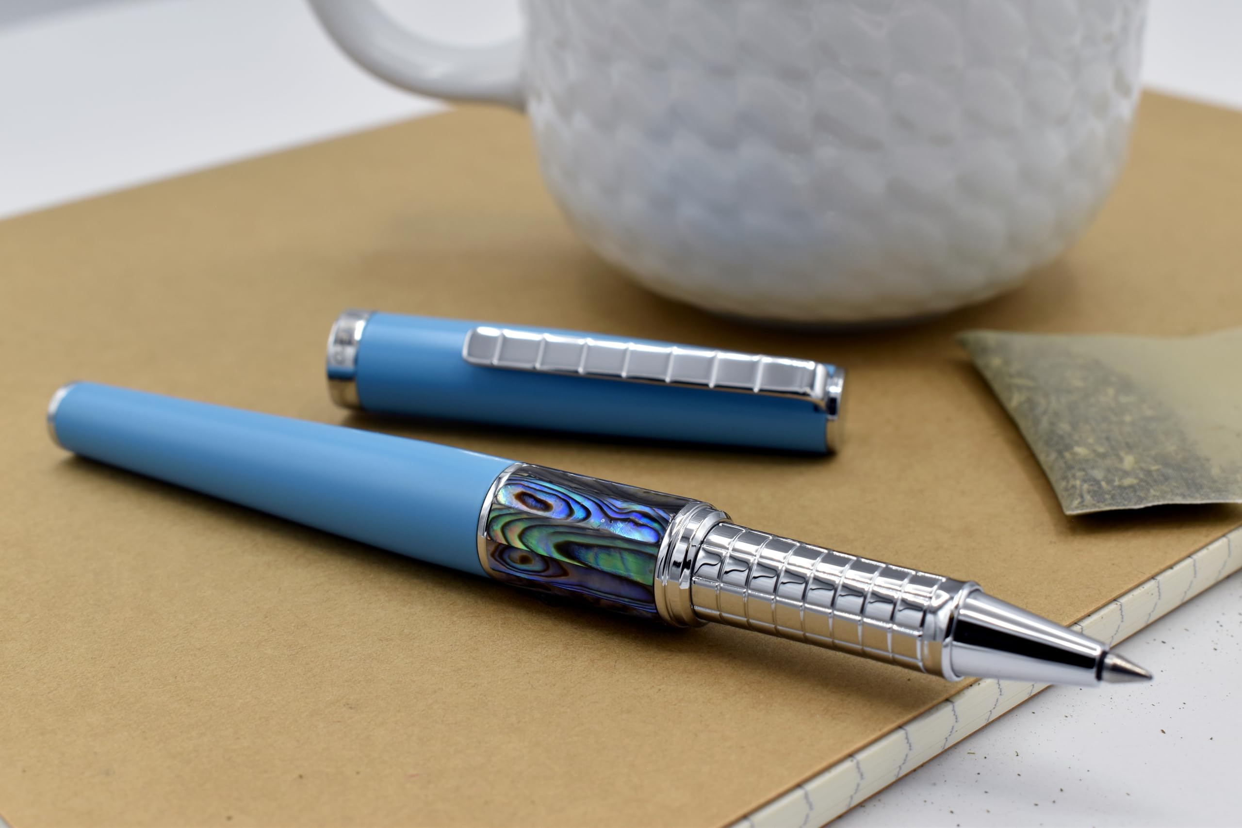 Xezo Speed Master Tintenroller Fine | Himmelblau matt mit Pāua Abalone Muschel | Verchromt | Leichter Messingkörper | Jedes Unikat