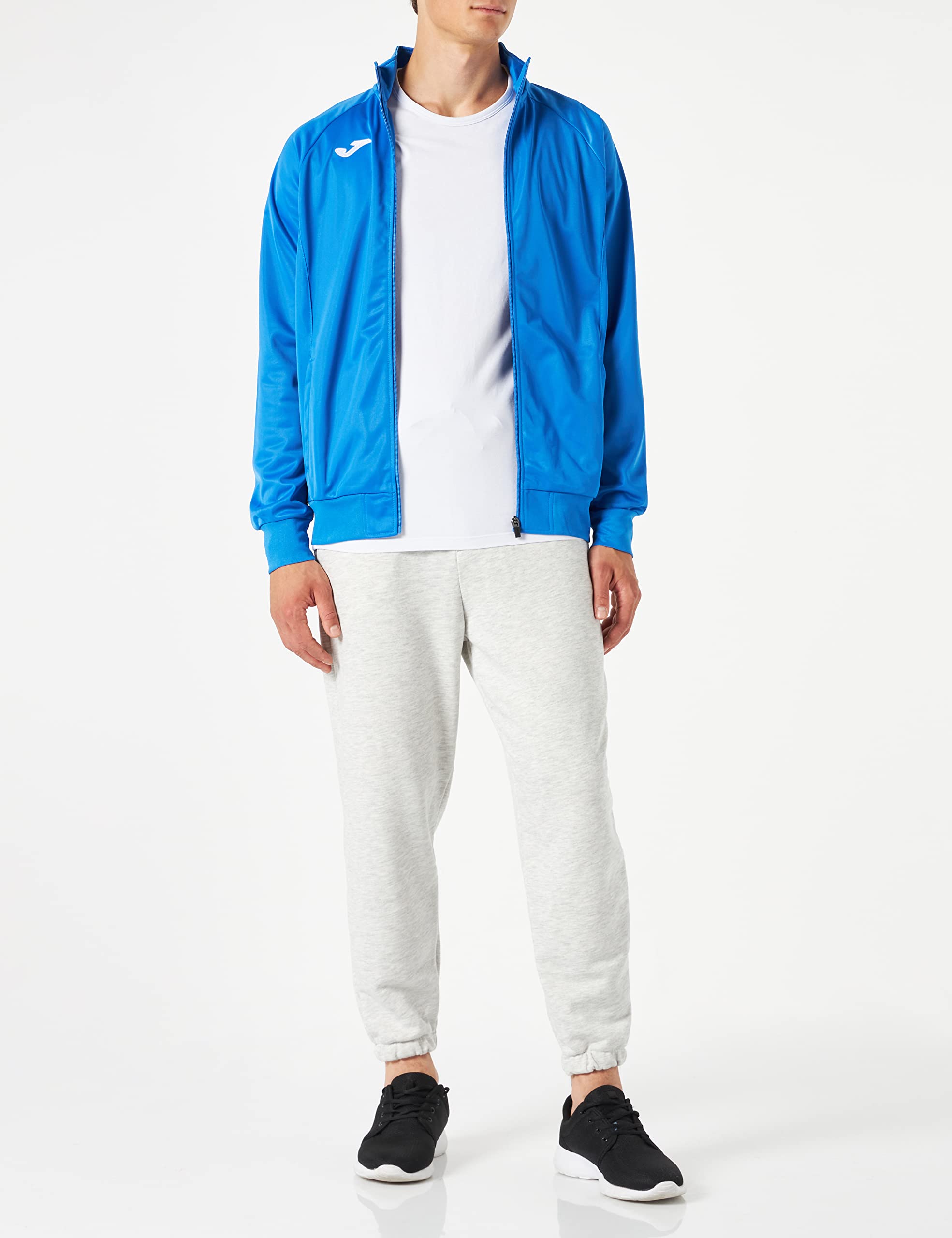 Gros plan sur le tissu en polyester de la veste Joma Gala, soulignant sa texture durable et sa finition simple.