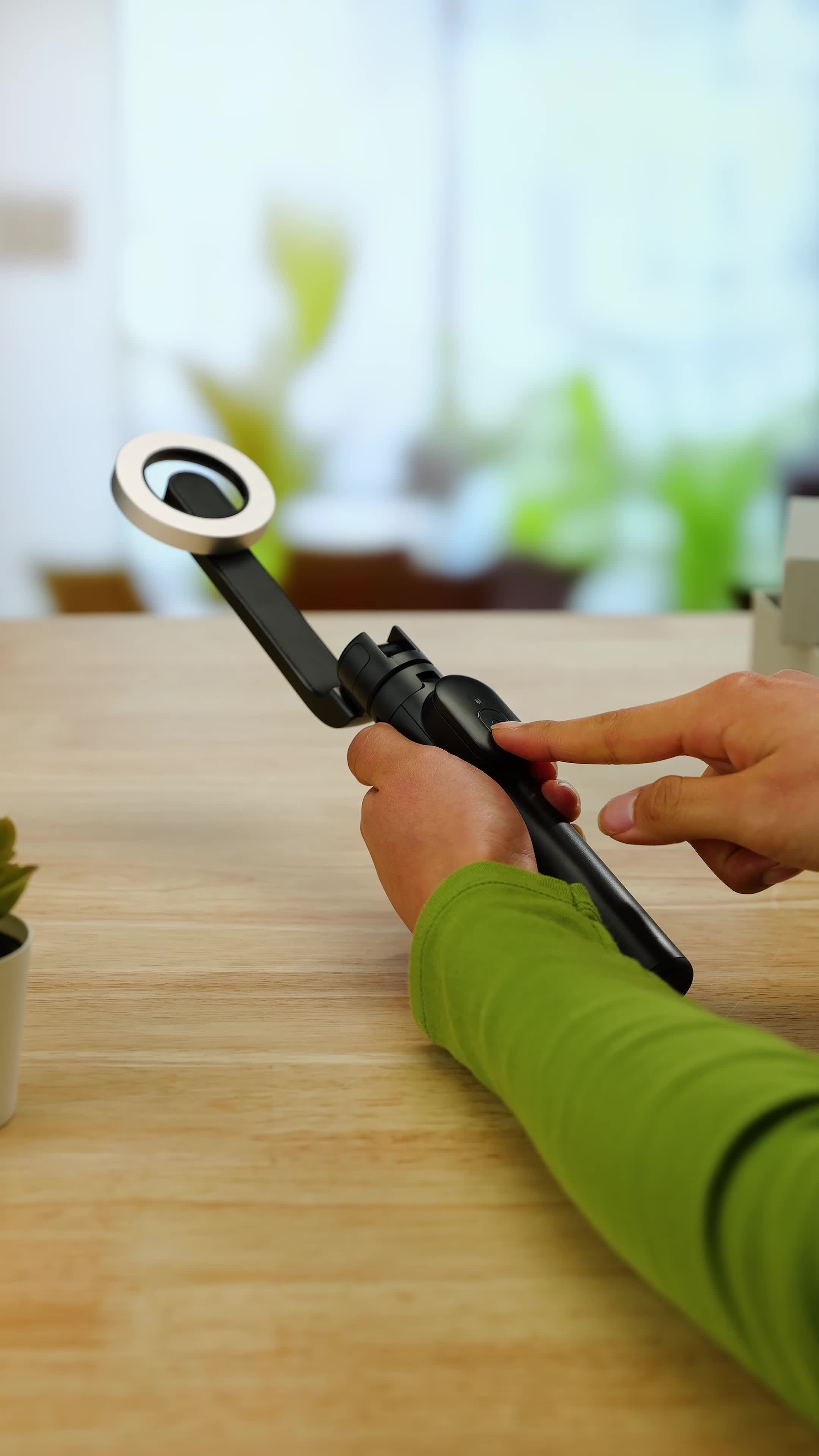 Rollei Treppiede Selfie Magnetico Per Smartphone Con Attacco MagSafe E Telecomando Bluetooth - Mini Treppiede Portatile E Bastone Selfie 2 In 1
