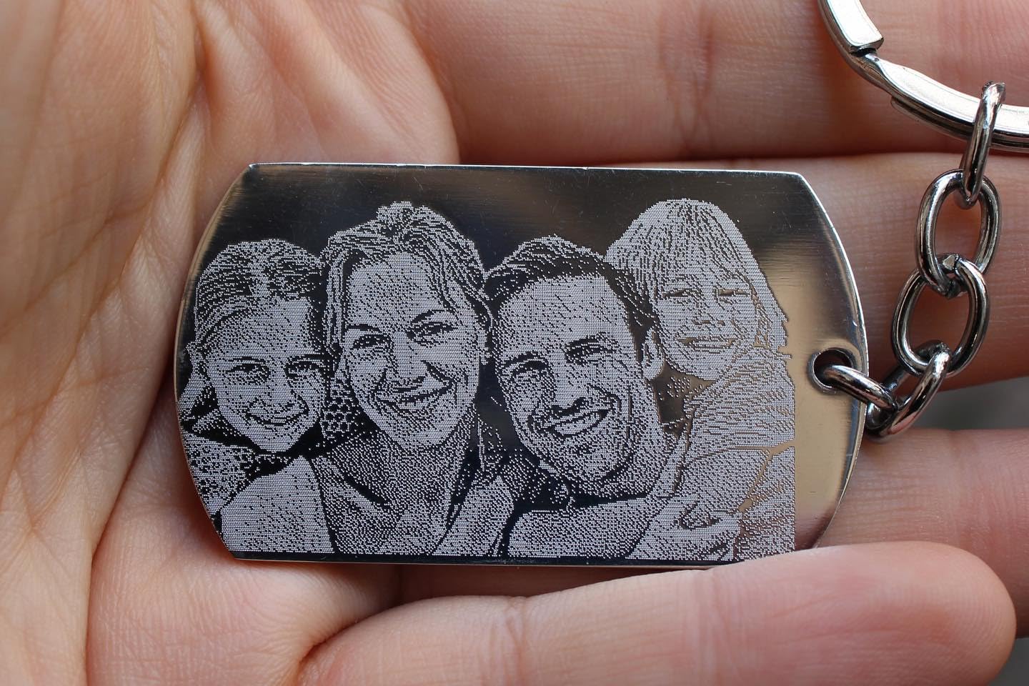 Generico Portachiavi con Fotografia Incisa | Elegante Medaglia in Acciaio Personalizzato Rettangolare o a Cuore con Foto | Piastrina Regalo con immagine e Dedica Personalizzabile