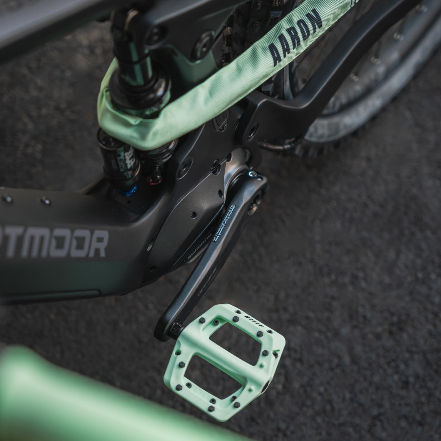 AARON Dirt MTB Pedale aus ultraleichten Nylonfasern mit abgedichtetem Industrie-Kugellager - rutschfest durch 8 austauschbare Pins - Plattform Fahrradpedale für Dirtbike, E-Bike, Downhill, Trekking