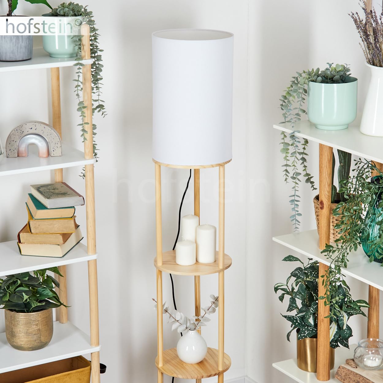 Lampa podłogowa Hamaa, lampa stojąca wykonana z drewna/tkaniny w kolorach naturalnych/białych, skandynawski design, klosz Ø 26 cm, półki i włącznik nożny, wysokość 150,5 cm, 1 x E27, bez żarówki