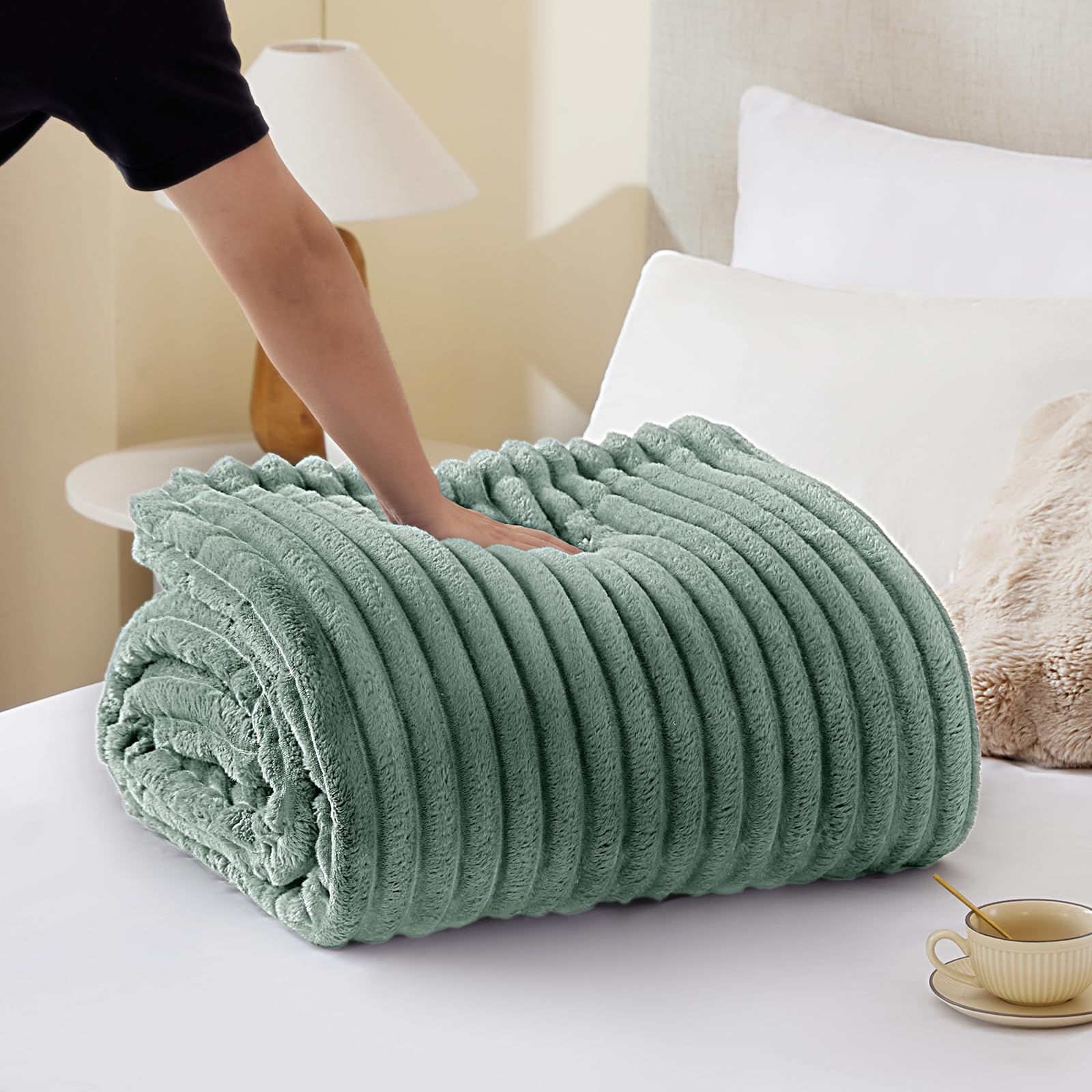 WAVVE Manta Sherpa Franela Reversible para Cama 135/150, Manta Polar con Cordón para Sofá, Grande 240 x 220 cm, Sobrecama Suave, Caliente, Transpirable para Invierno(Verde Claro)