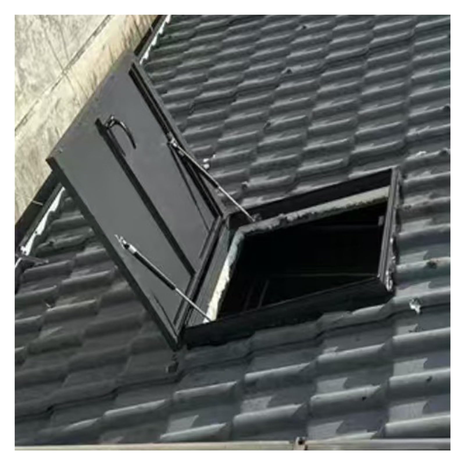 Escotilla de acceso para techo impermeable que detiene filtraciones en naves industriales