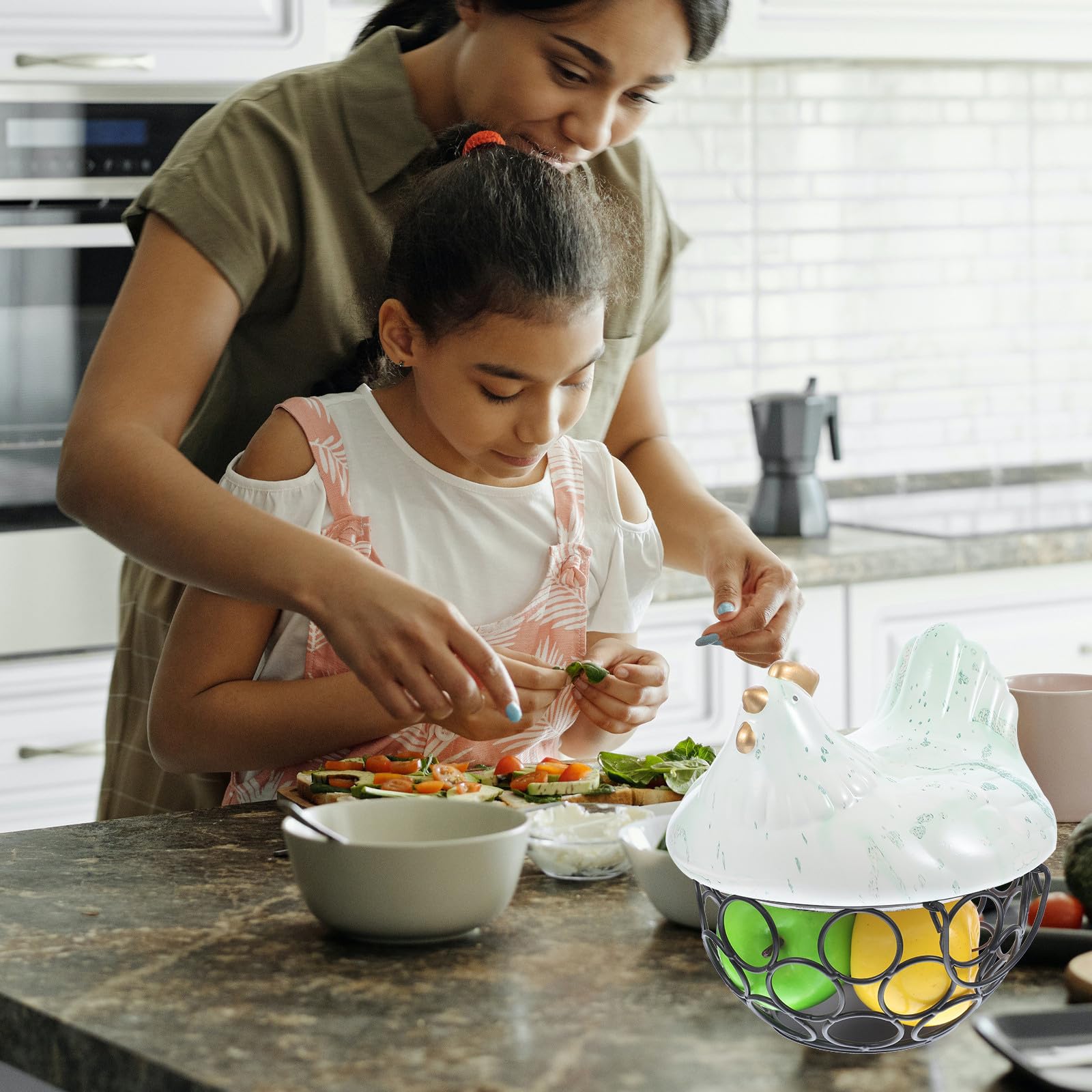 Operitacx Cestino Porta Uova Decorativo in Ceramica e Ferro Design Traforato Antiscivolo per Cucina e Sala da Pranzo, per Scene di Matrimonio e Famiglie