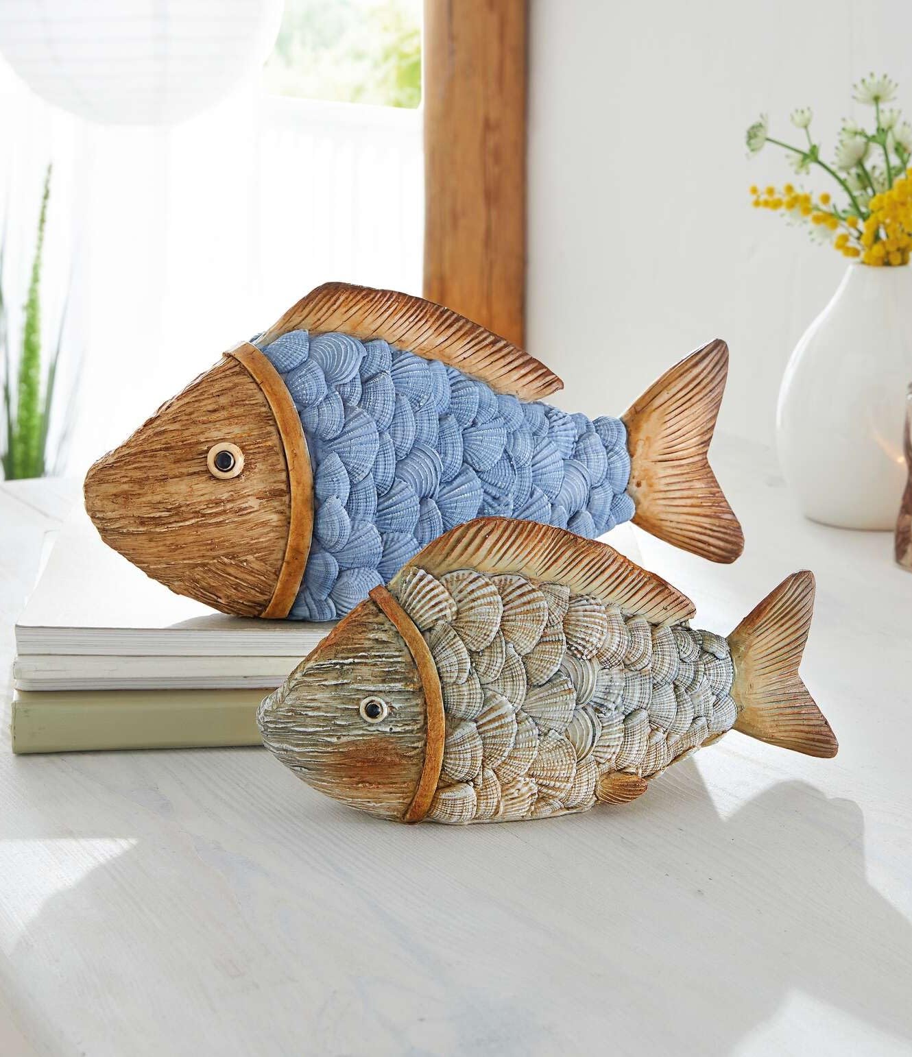 Dekoleidenschaft 2X Dekofigur Fisch aus Polyresin, Maritime Deko, bunt, 18,5 + 23,5 cm lang, Dekofische, Figur, Fischfigur zum Hinstellen für Bad, Küche, Wohnzimmer, Tischdeko, Deko-Objekt