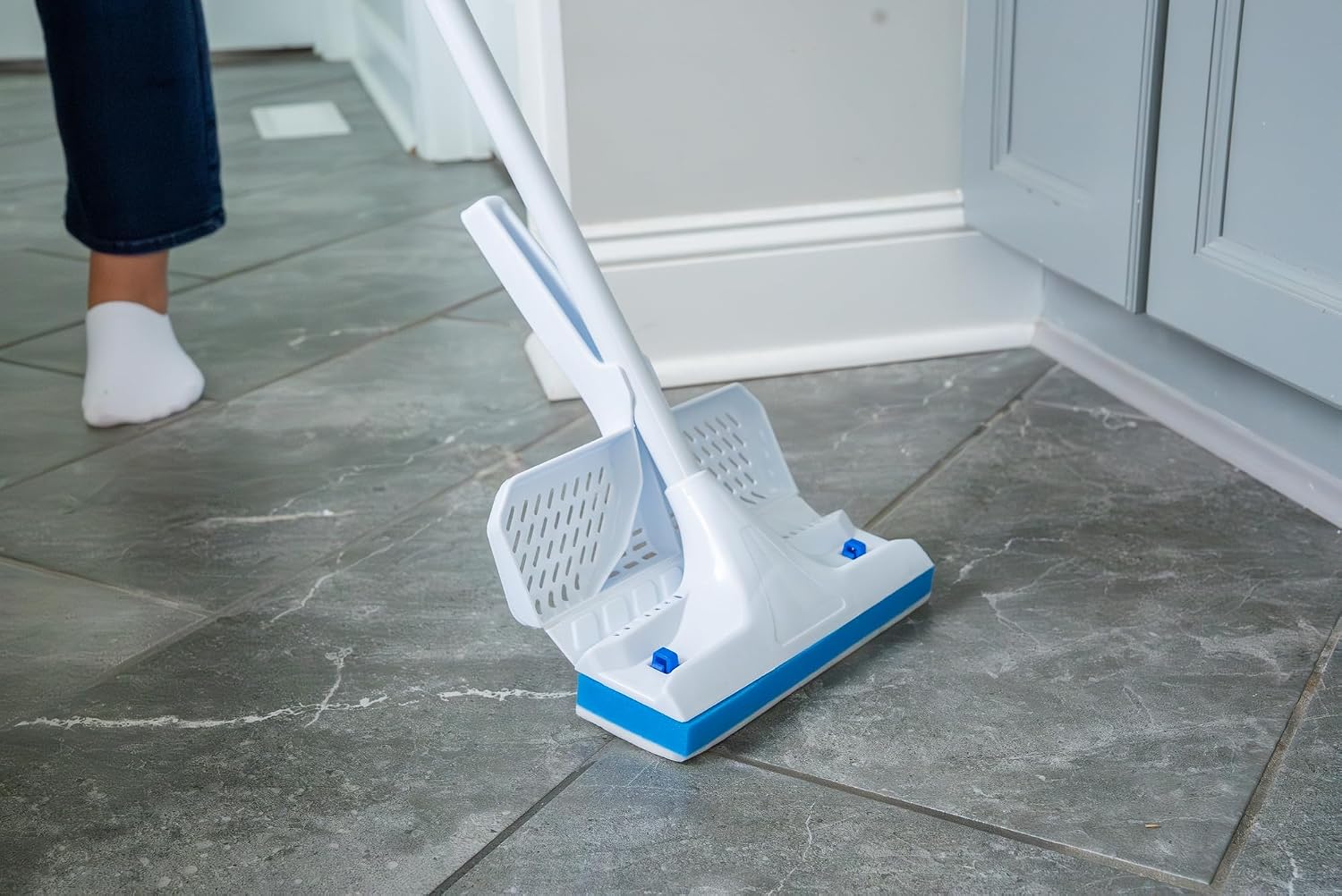 Mr. Clean Magic Eraser Squeeze Mop Bundle with 3 Extra Eraser Pads