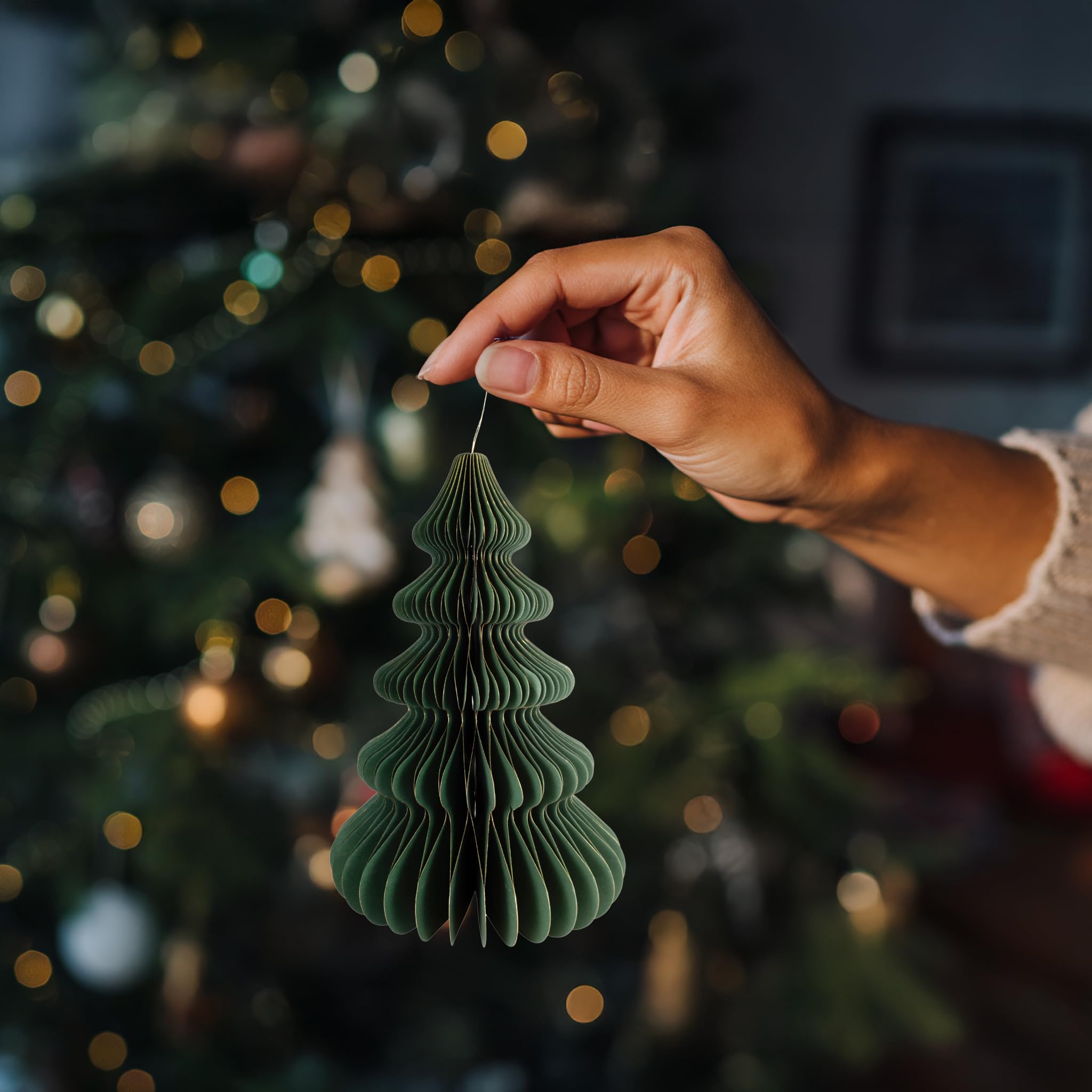 Weihnachtsdeko Tannenbäume zum Aufhängen Rot & Grün 12er Set - 15 cm Papier Weihnachtsbaumschmuck