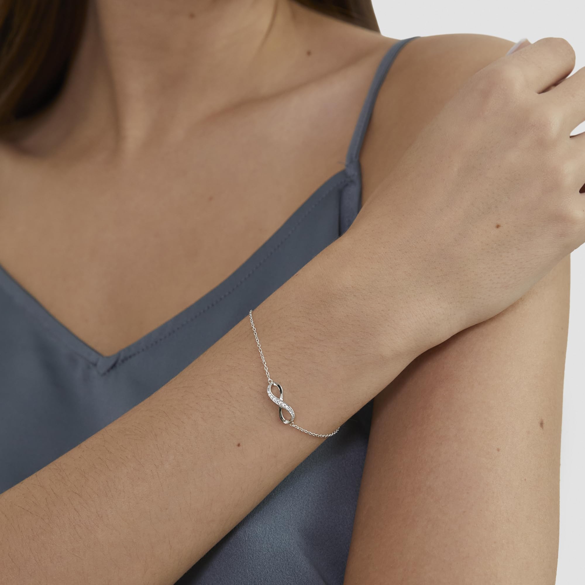 s.Oliver Damen Schmuck – Halsketten, Armbänder und Ohrstecker aus 925 Silber mit verschiedenen Infinity Designs – Alltagstauglich, Elegant & Zeitlos – Perfekte Geschenkidee