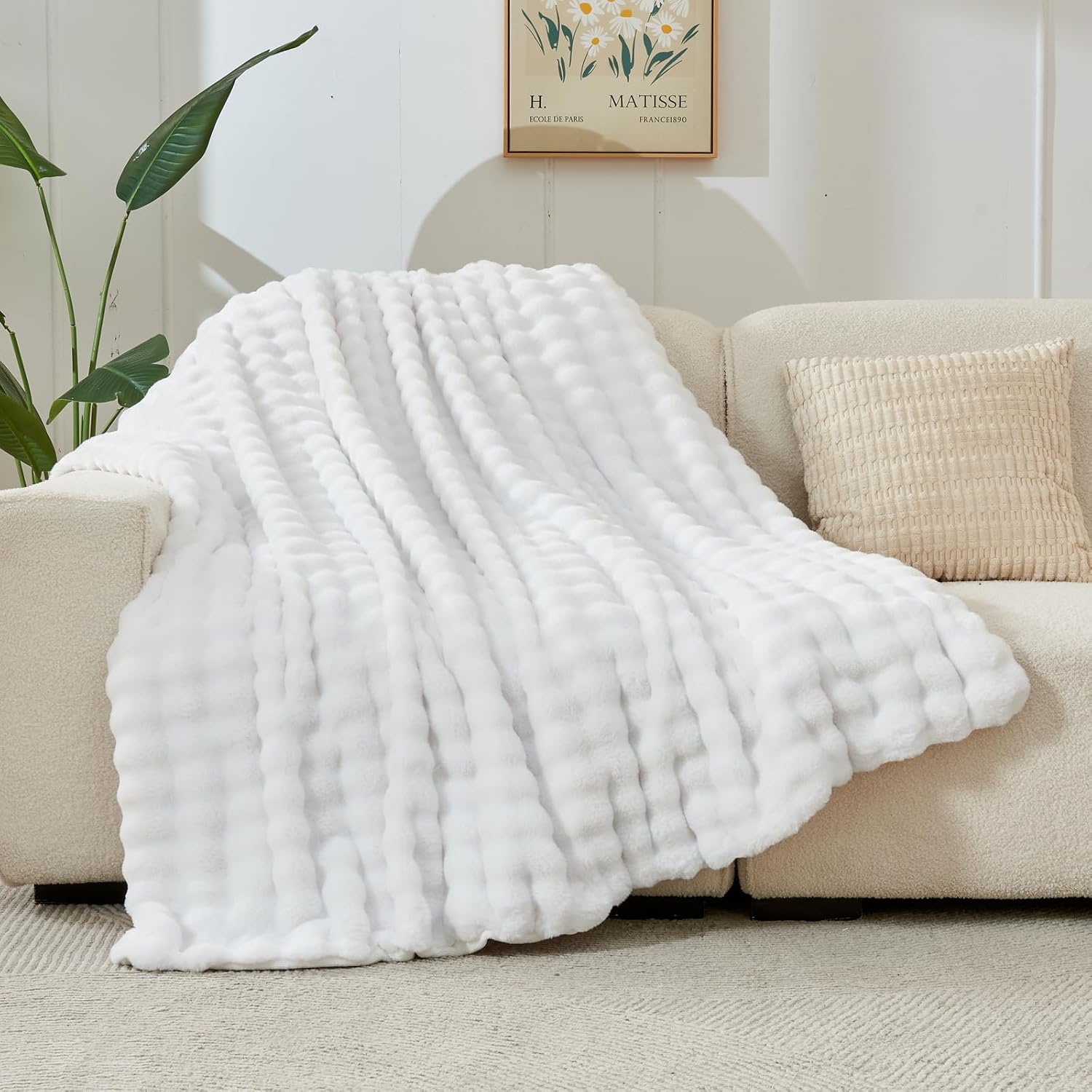 NEWCOSPLAY Faux Fur Throw Blanket White Bubble Blanket Thick Warm Soft for Couch Sofa Bed 550GSM (White, Throw(50"x60")) - Image 8