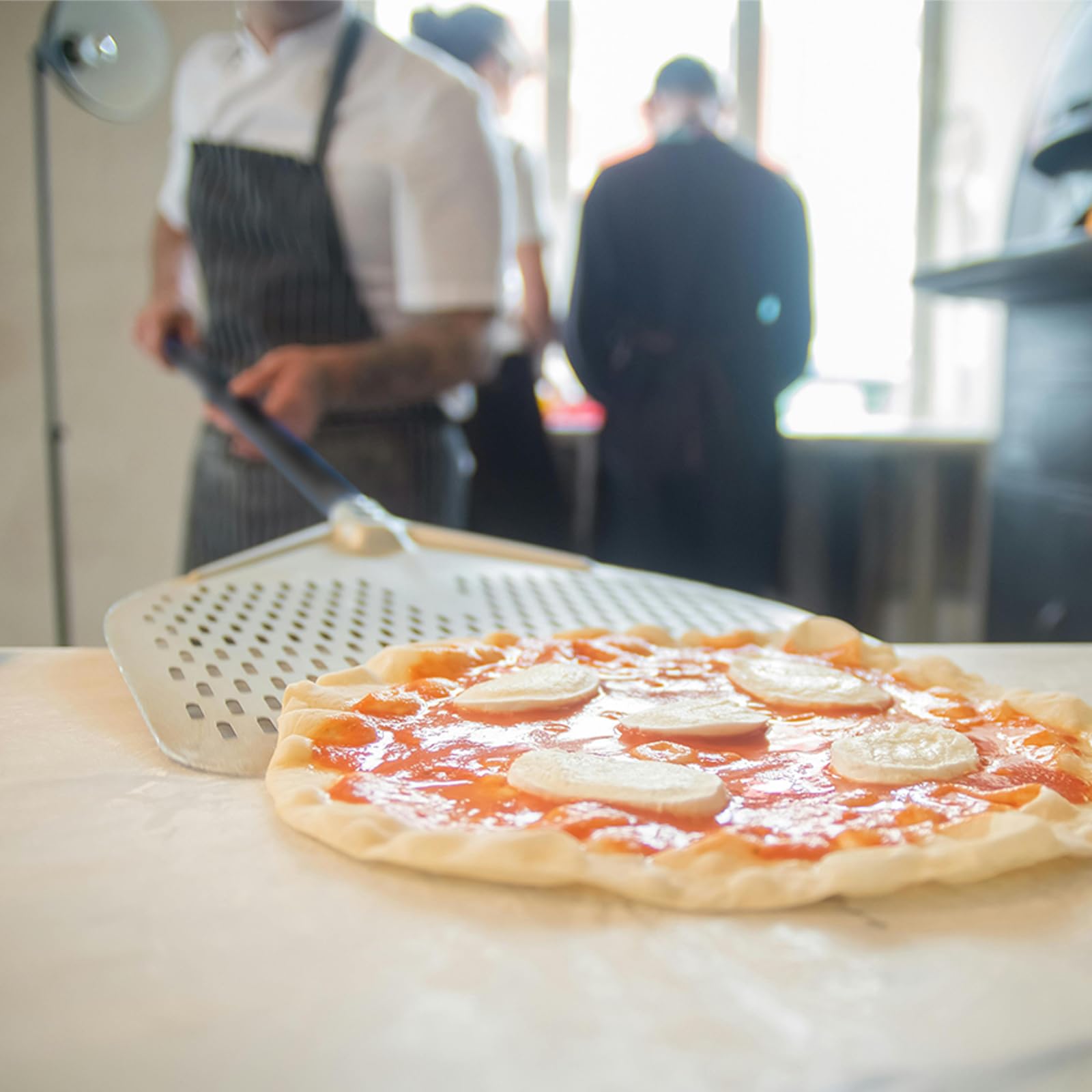 Vivo Technologies Pelle à pizza perforée en aluminium de 30,5 cm avec long manche pour soulever la pizza, pelle à pizza antiadhésive pour boulangerie professionnelle, pizza, pain