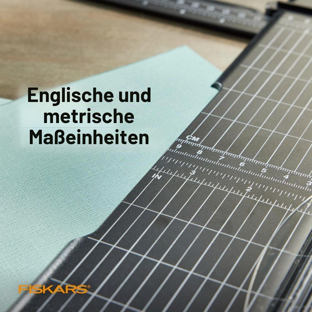 Fiskars Recycelter SureCut™ tragbarer Papierschneider, 30,5 cm Schnittlänge, Papierschneider für Bastel- und Büroarbeiten, mit Gitterlinien, Schwarz