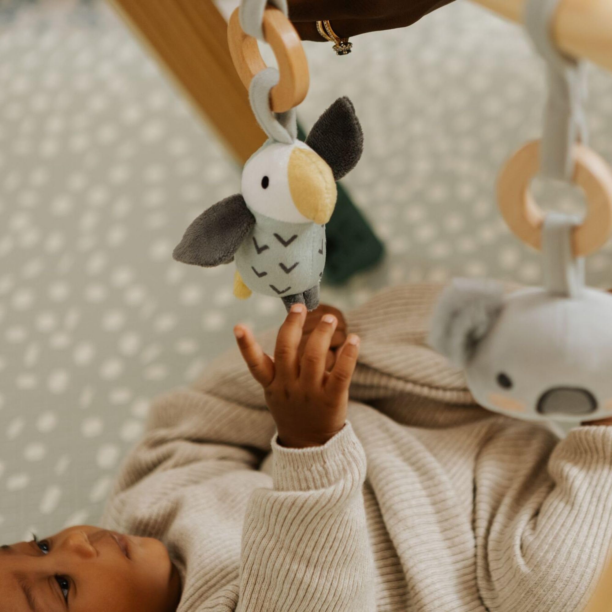 Nuby Arche d'Éveil en Bois Sensorielle, +0 Mois, Animal Adventures | Arche d'éveil pliable en bois avec peluches douces, favorise coordination œil-main & la motricité pour un bon temps d'éveil