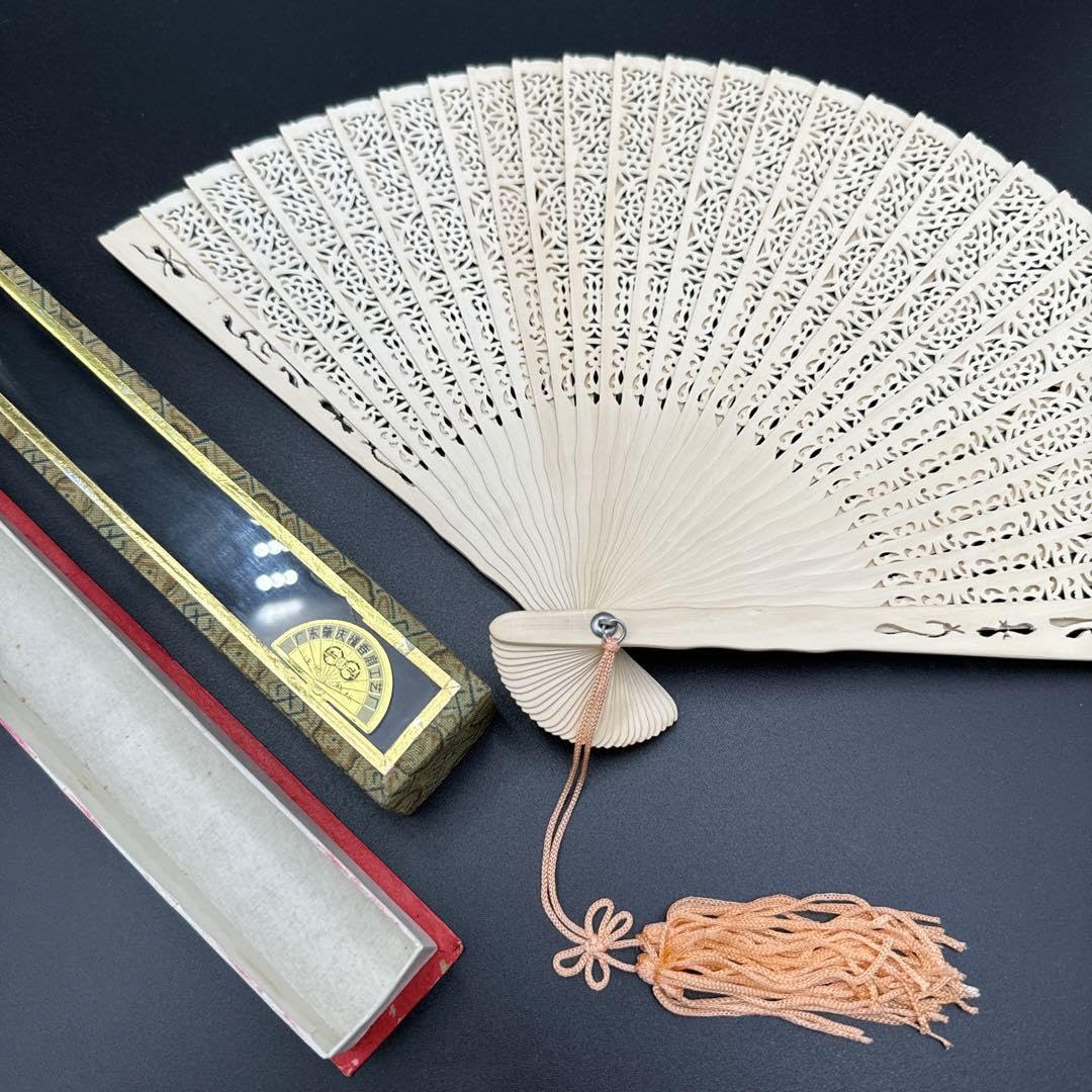 Amazon｜アンティーク 木製 檀香扇 扇子｜キッチン用品 オンライン通販